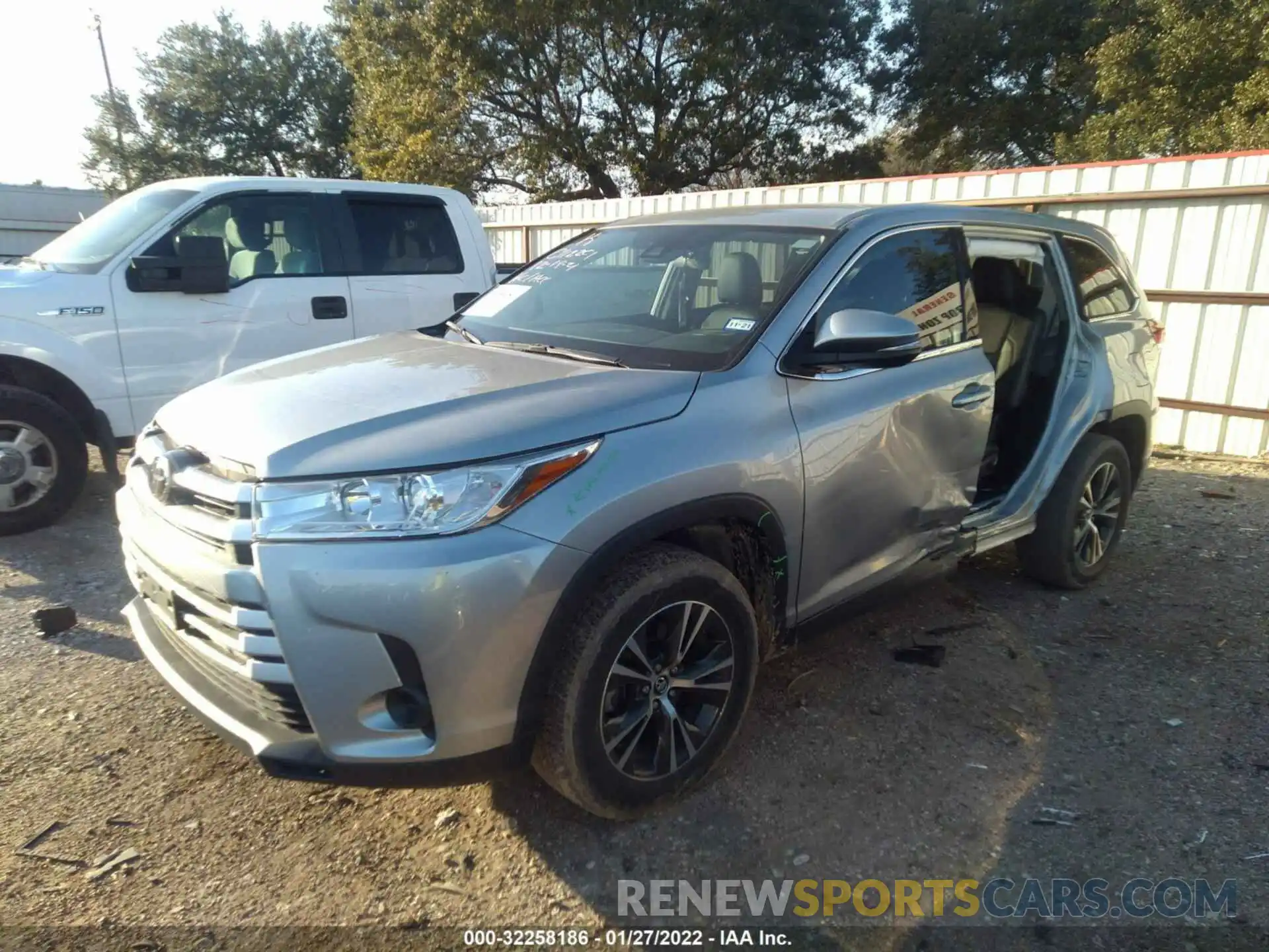 2 Photograph of a damaged car 5TDZARFH1KS056955 TOYOTA HIGHLANDER 2019