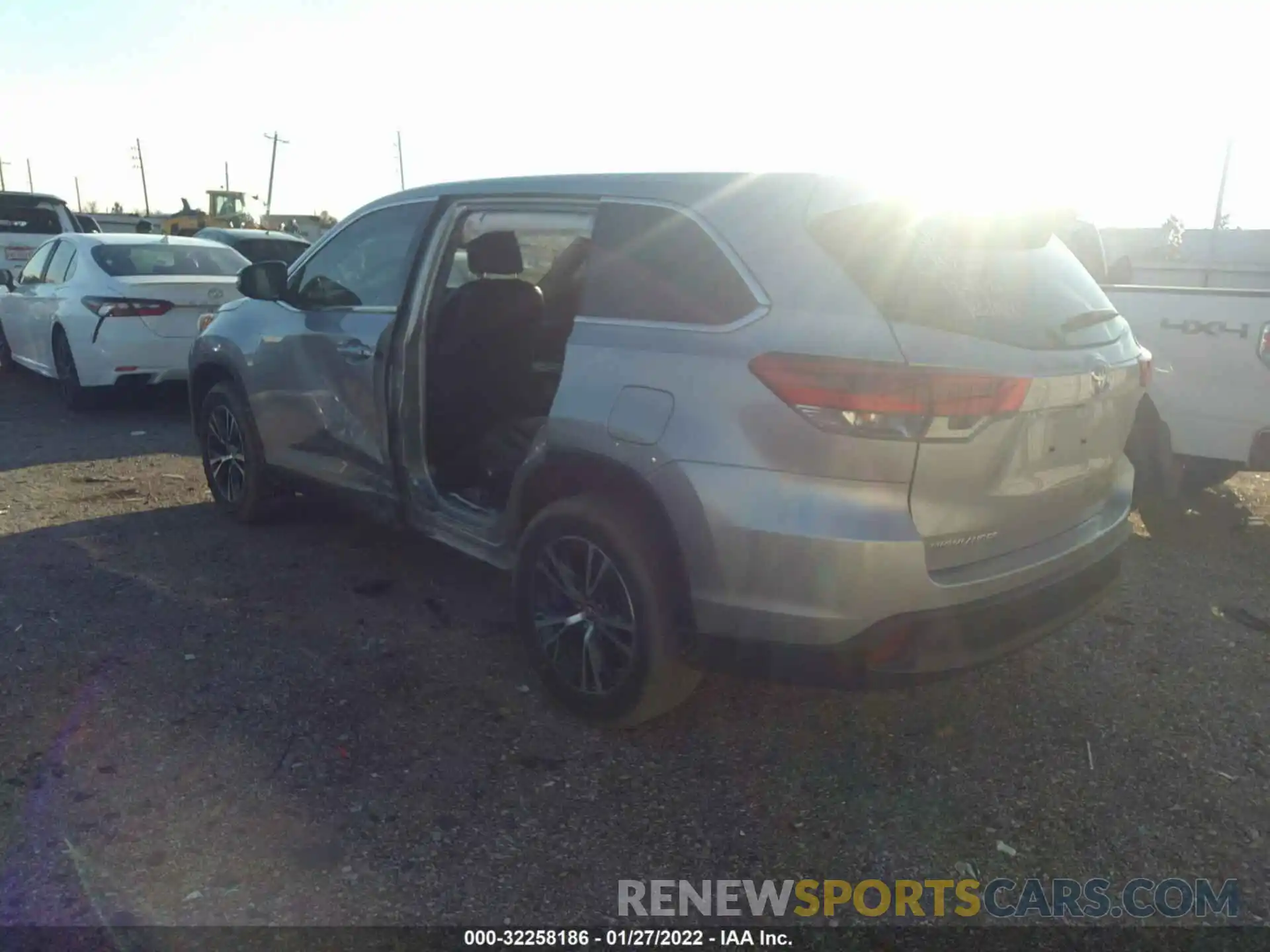 3 Photograph of a damaged car 5TDZARFH1KS056955 TOYOTA HIGHLANDER 2019