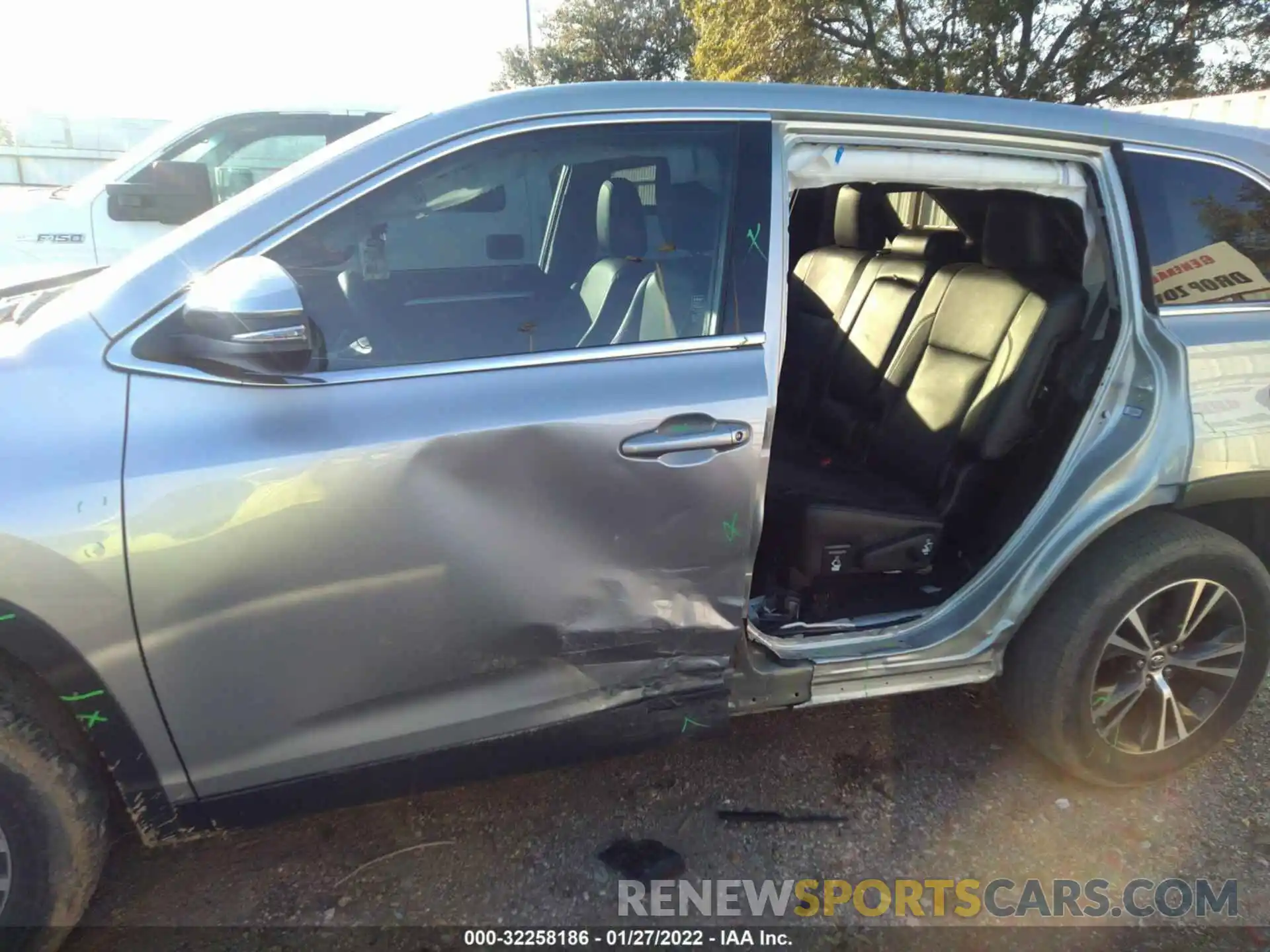 6 Photograph of a damaged car 5TDZARFH1KS056955 TOYOTA HIGHLANDER 2019