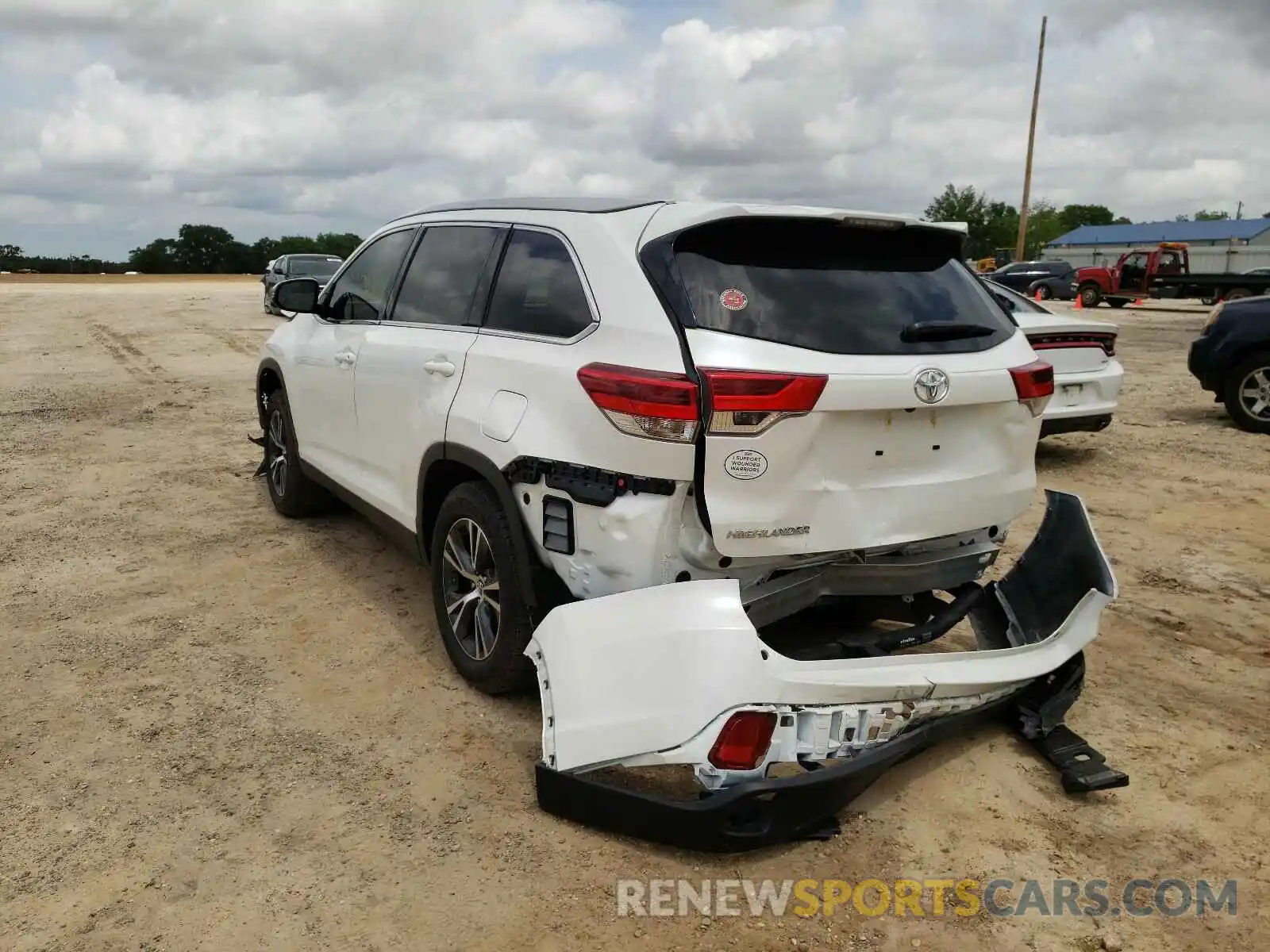 3 Photograph of a damaged car 5TDZARFH1KS058141 TOYOTA HIGHLANDER 2019