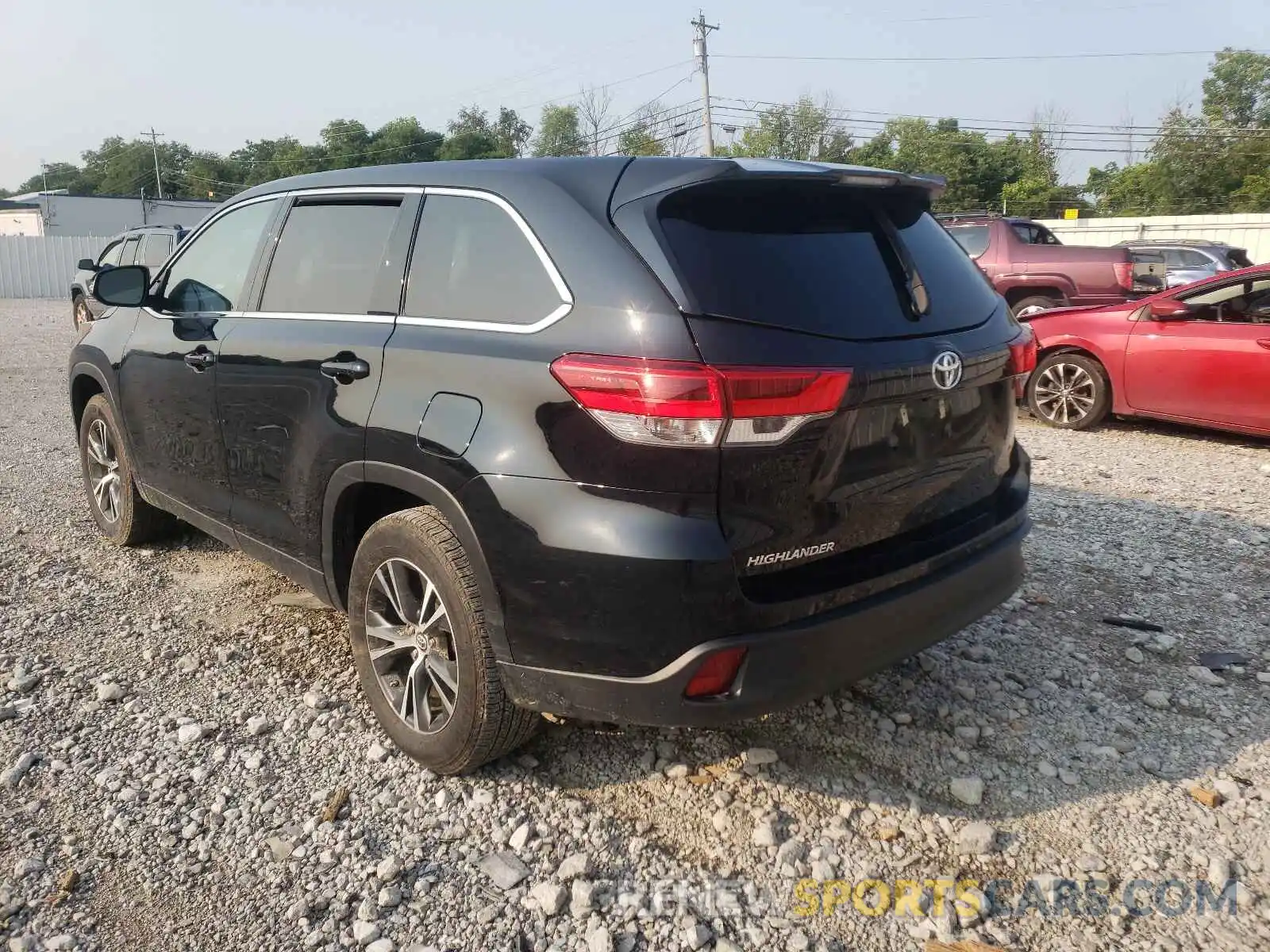 3 Photograph of a damaged car 5TDZARFH1KS059242 TOYOTA HIGHLANDER 2019