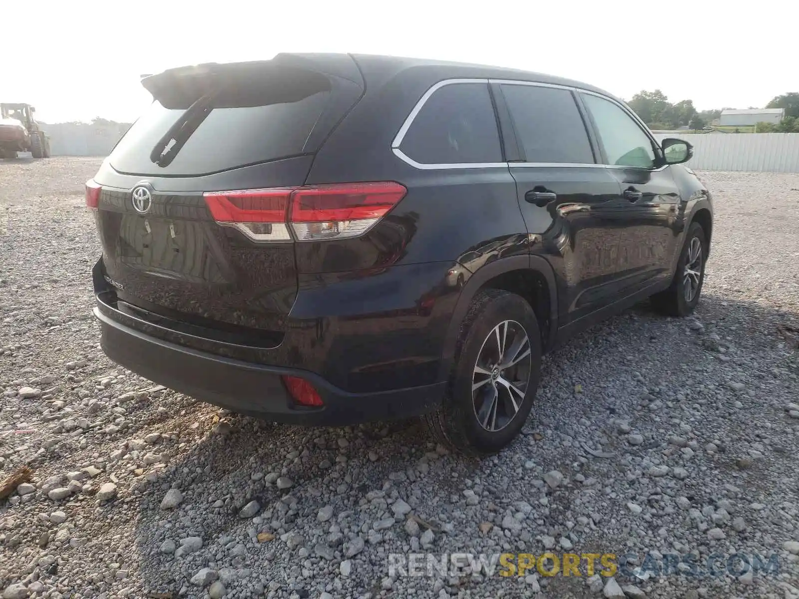 4 Photograph of a damaged car 5TDZARFH1KS059242 TOYOTA HIGHLANDER 2019