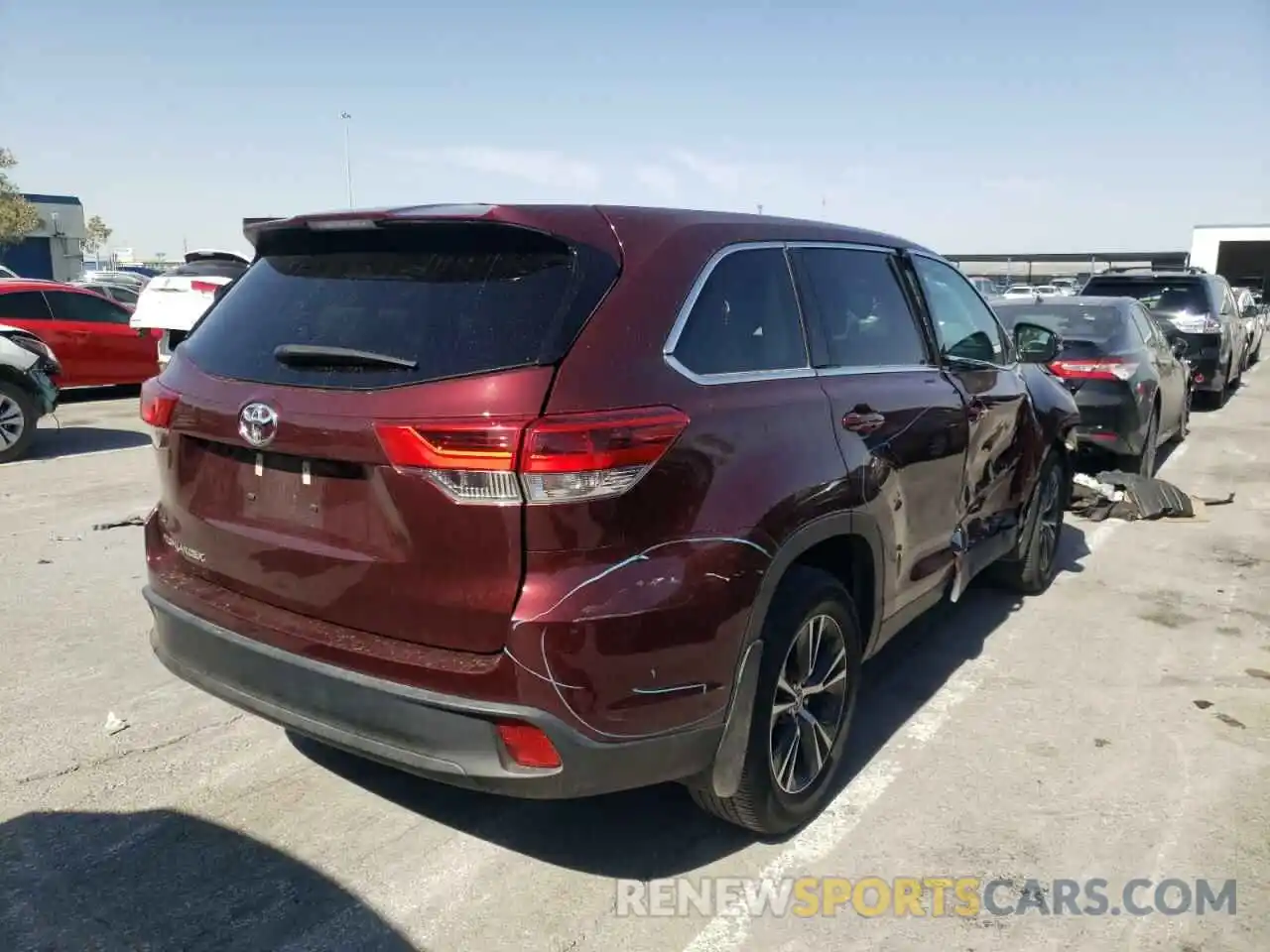 4 Photograph of a damaged car 5TDZARFH1KS059516 TOYOTA HIGHLANDER 2019