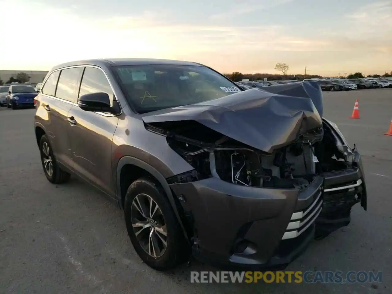 1 Photograph of a damaged car 5TDZARFH1KS059564 TOYOTA HIGHLANDER 2019