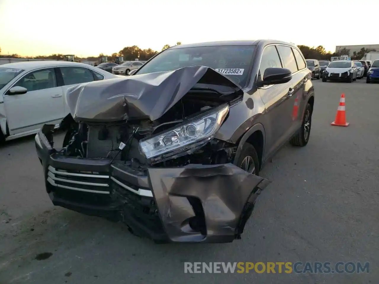 2 Photograph of a damaged car 5TDZARFH1KS059564 TOYOTA HIGHLANDER 2019