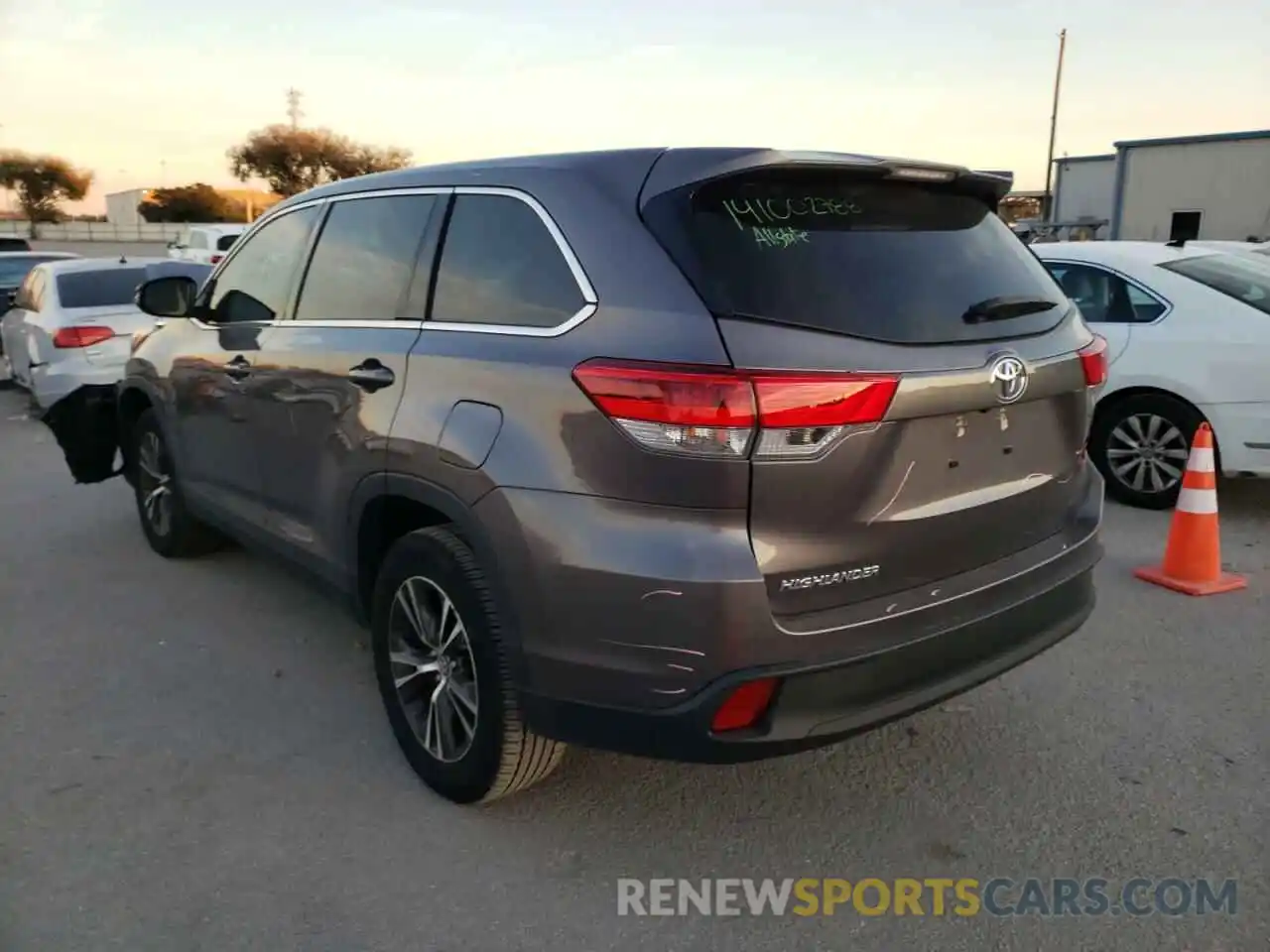 3 Photograph of a damaged car 5TDZARFH1KS059564 TOYOTA HIGHLANDER 2019