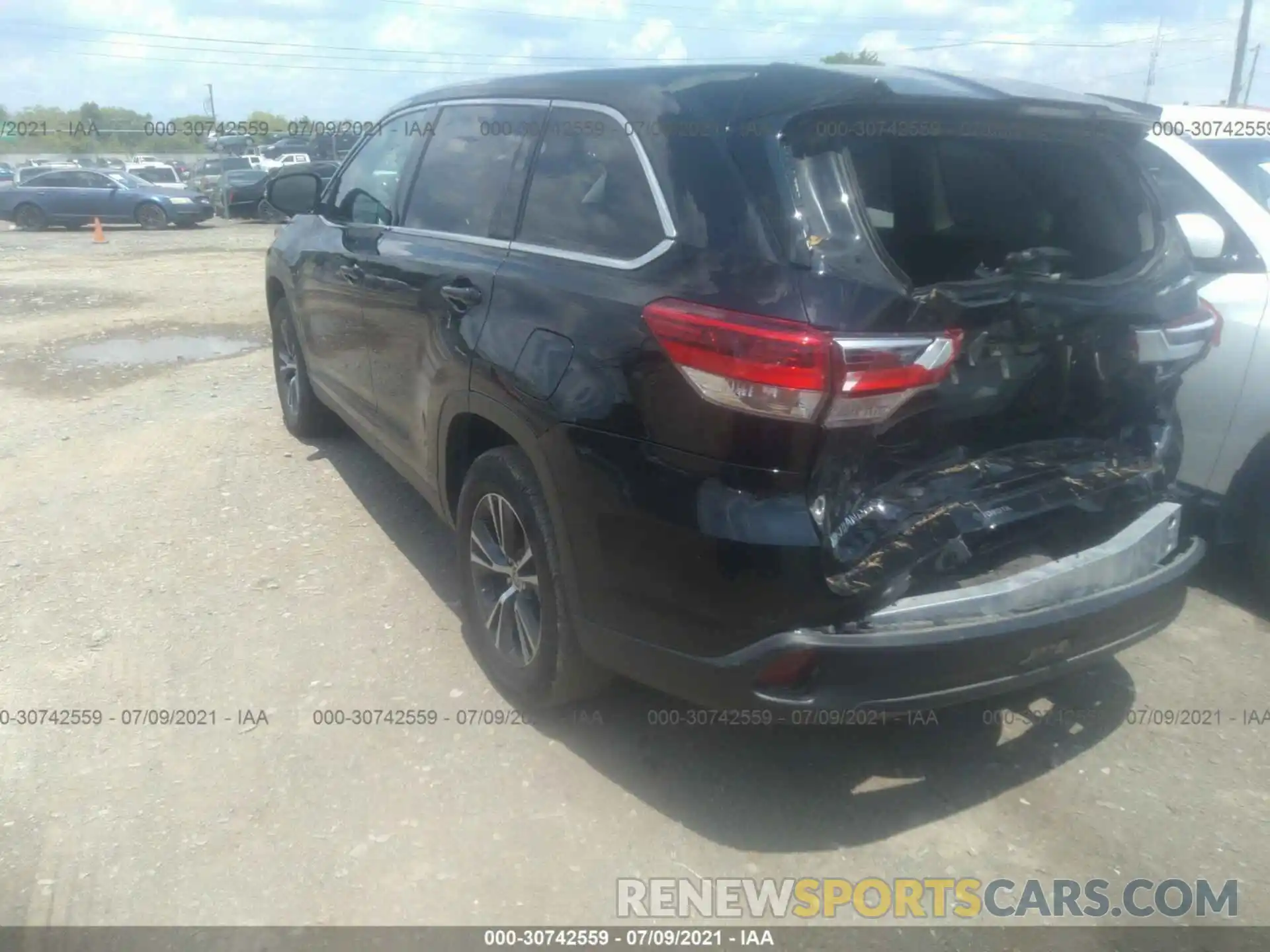 3 Photograph of a damaged car 5TDZARFH1KS060035 TOYOTA HIGHLANDER 2019