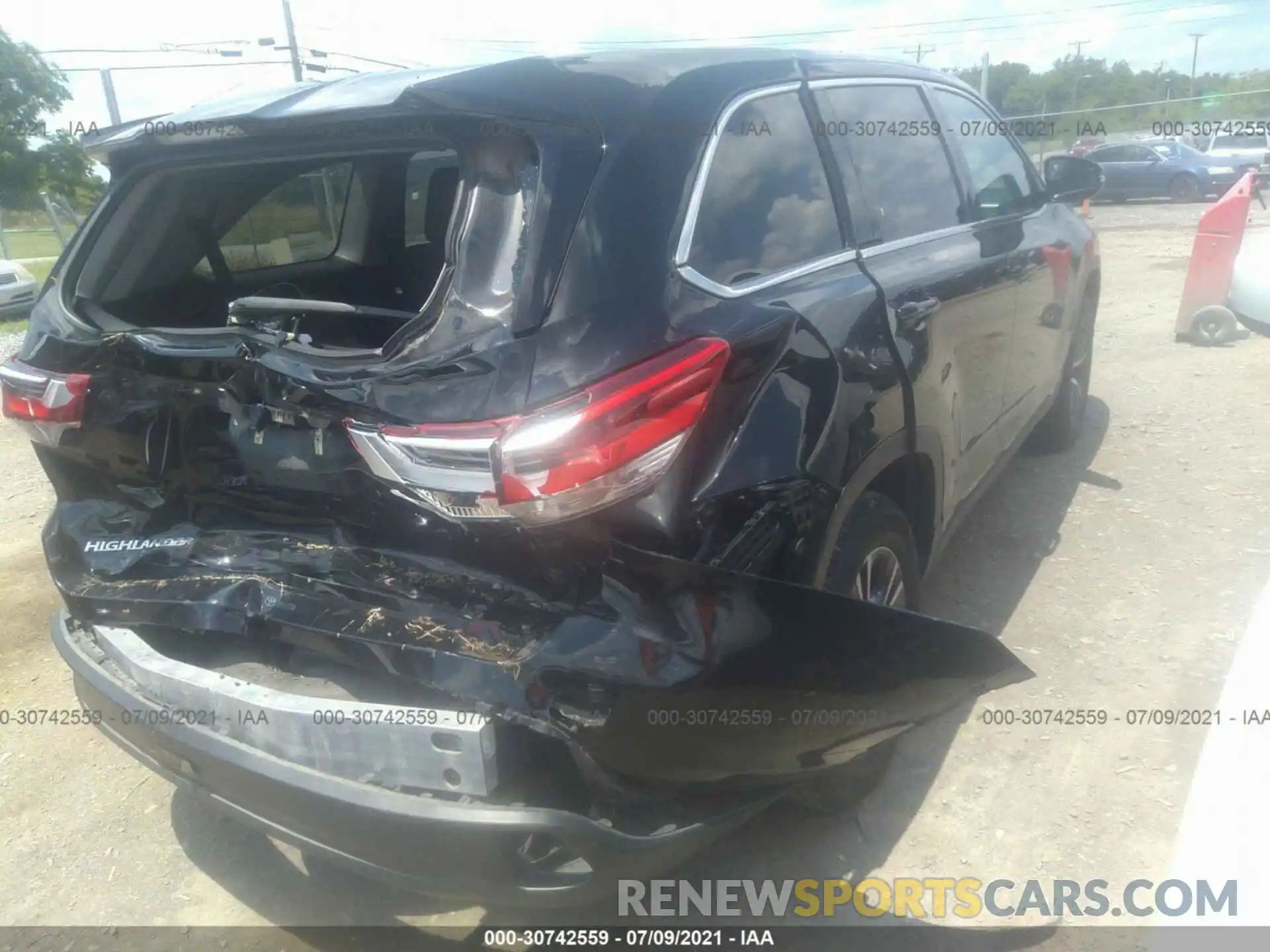 4 Photograph of a damaged car 5TDZARFH1KS060035 TOYOTA HIGHLANDER 2019