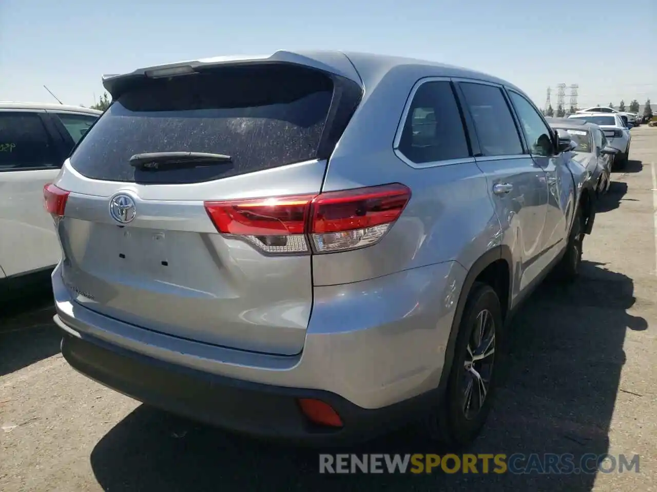 4 Photograph of a damaged car 5TDZARFH2KS042319 TOYOTA HIGHLANDER 2019