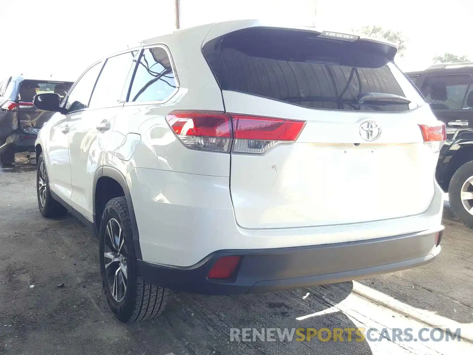 3 Photograph of a damaged car 5TDZARFH2KS044216 TOYOTA HIGHLANDER 2019