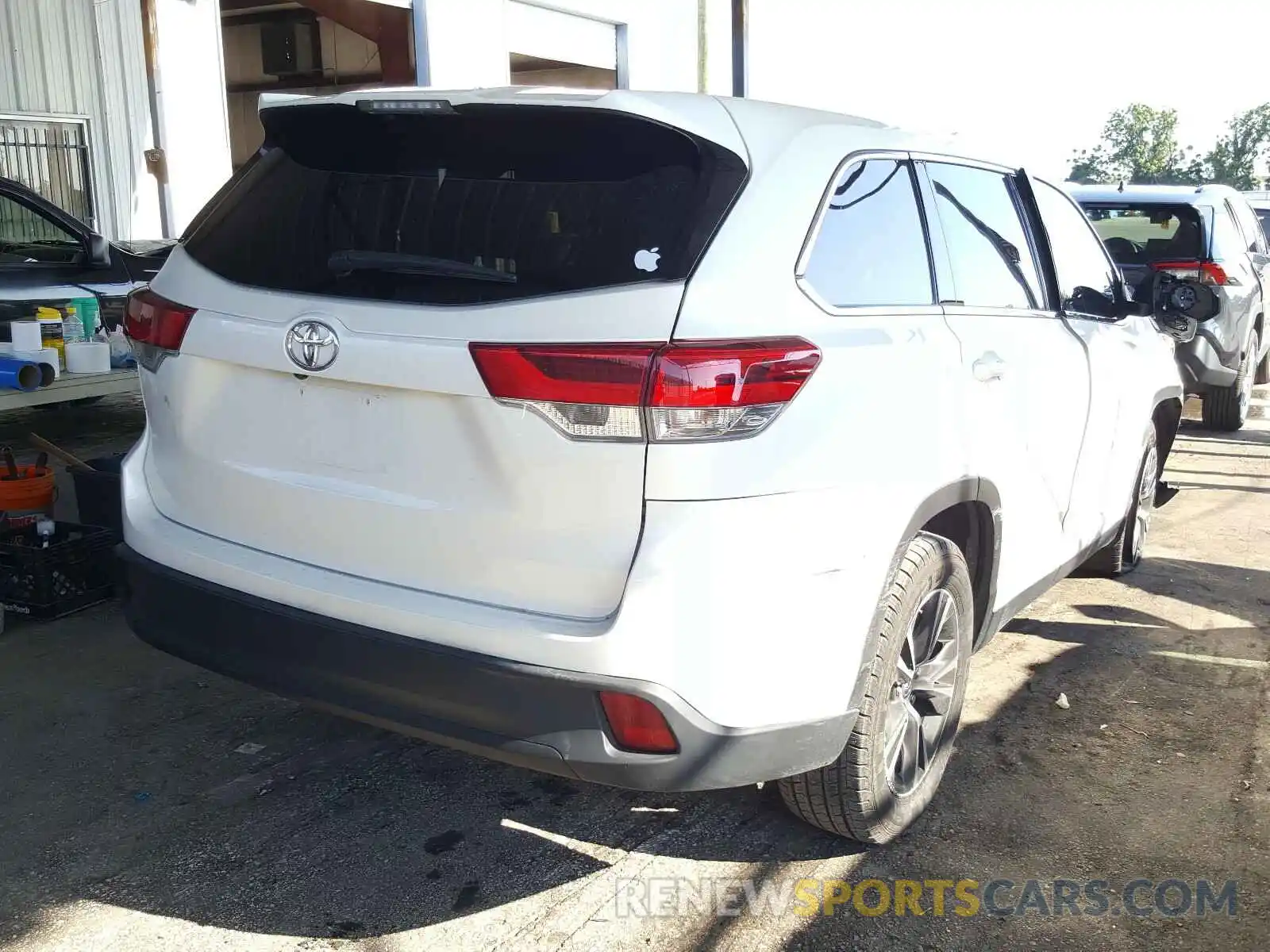 4 Photograph of a damaged car 5TDZARFH2KS044216 TOYOTA HIGHLANDER 2019