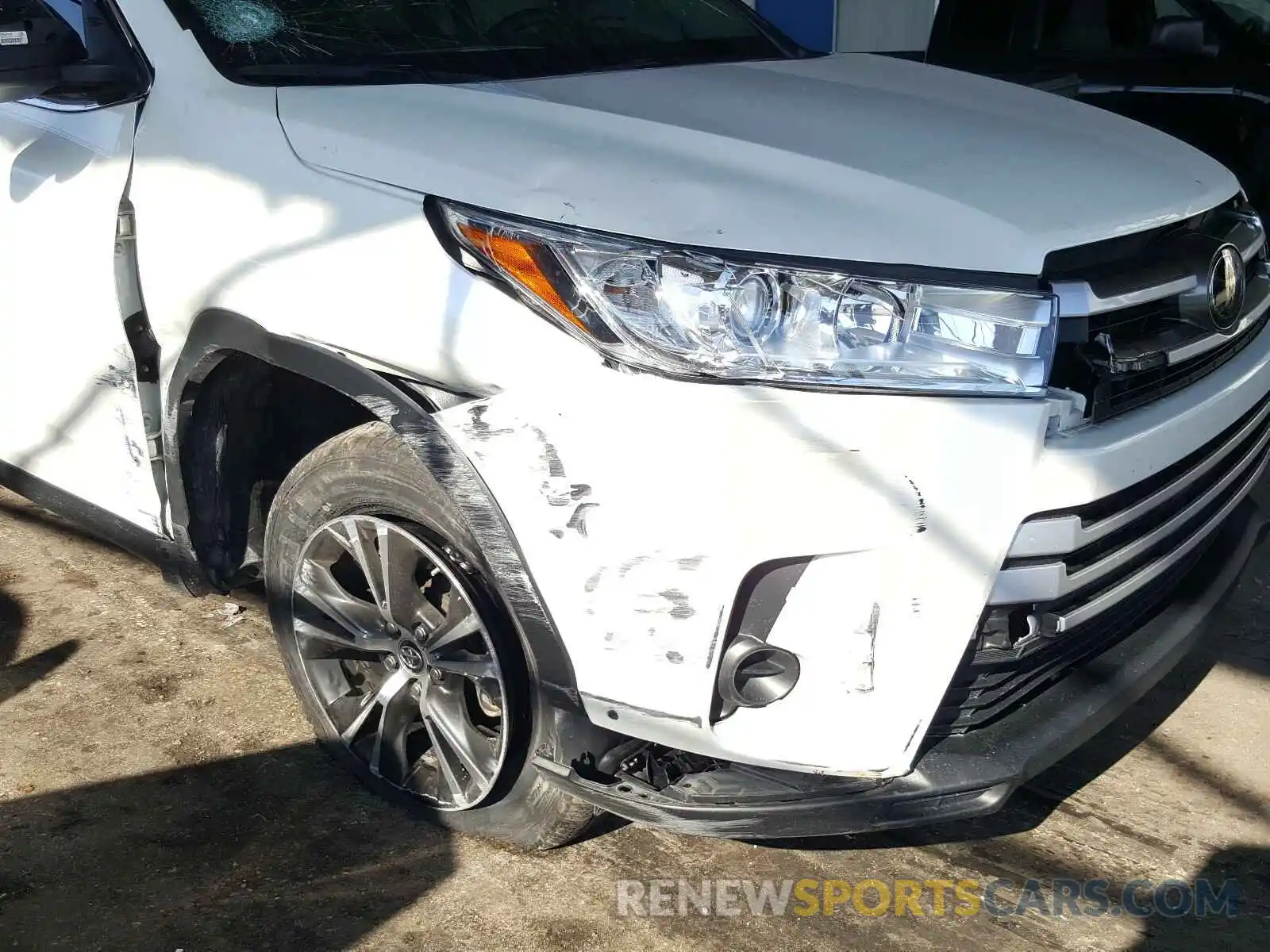 9 Photograph of a damaged car 5TDZARFH2KS044216 TOYOTA HIGHLANDER 2019