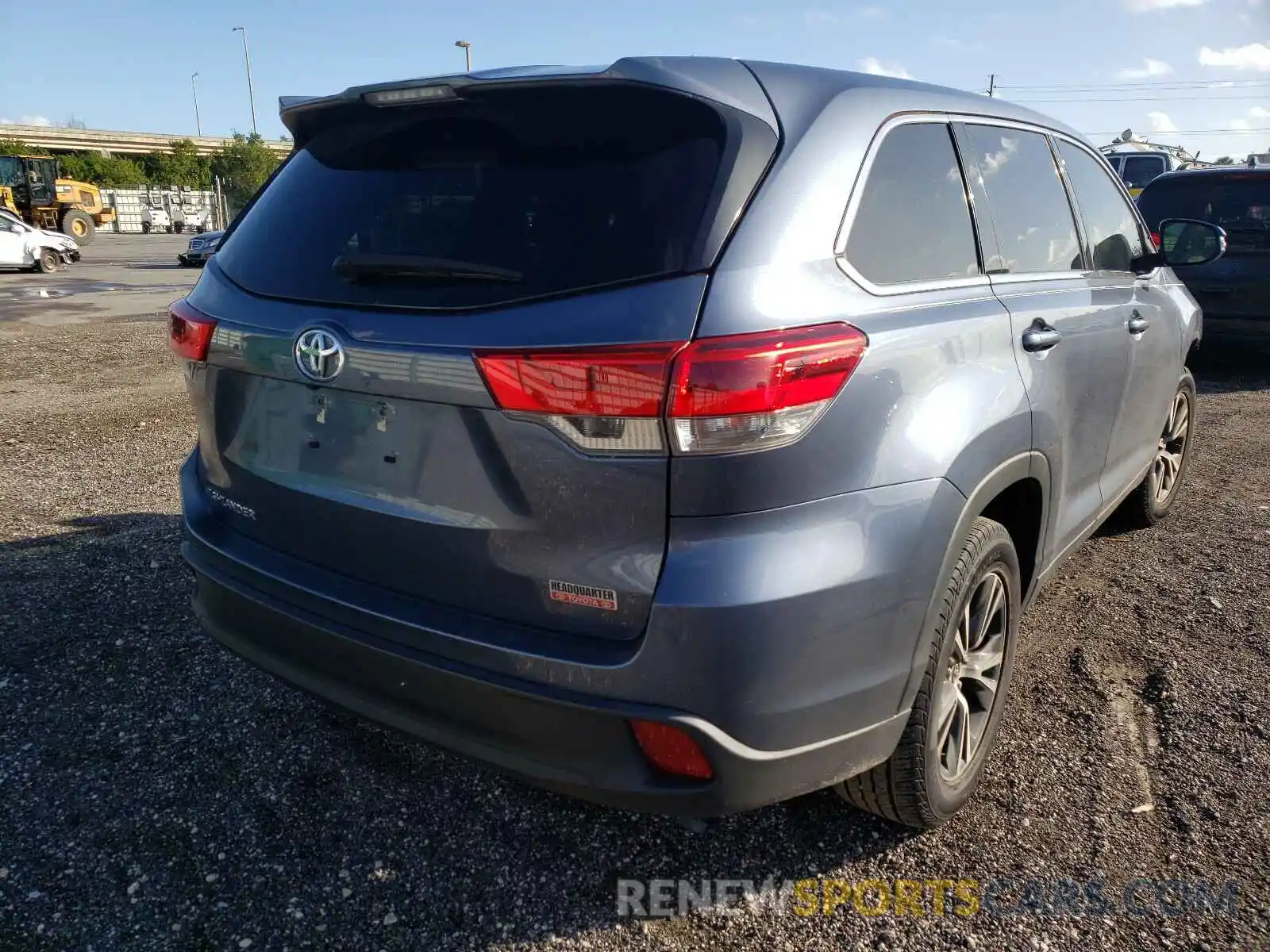 4 Photograph of a damaged car 5TDZARFH2KS044605 TOYOTA HIGHLANDER 2019