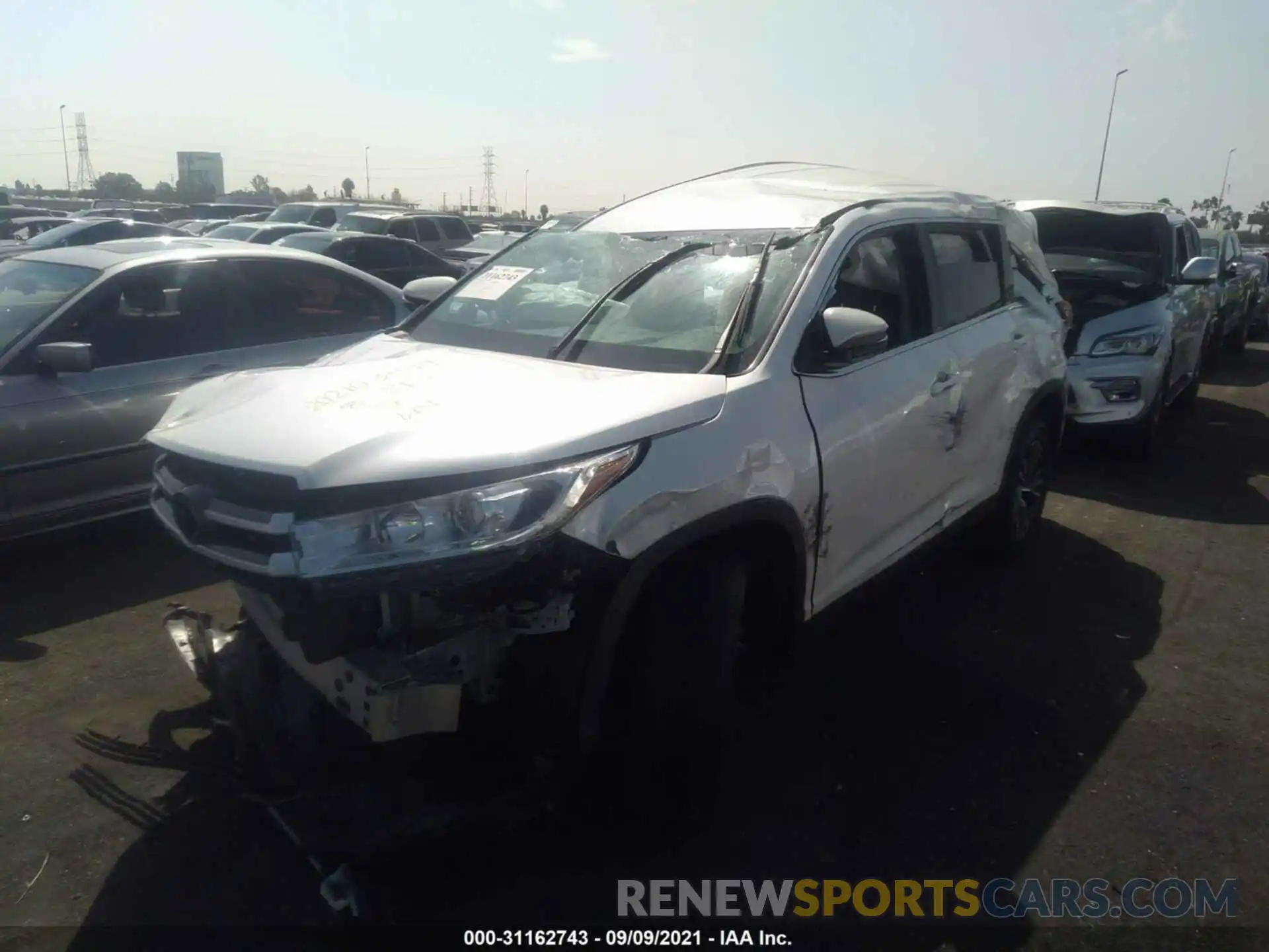 2 Photograph of a damaged car 5TDZARFH2KS045043 TOYOTA HIGHLANDER 2019