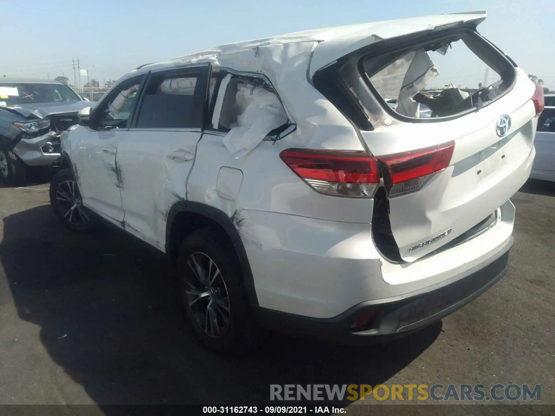 3 Photograph of a damaged car 5TDZARFH2KS045043 TOYOTA HIGHLANDER 2019