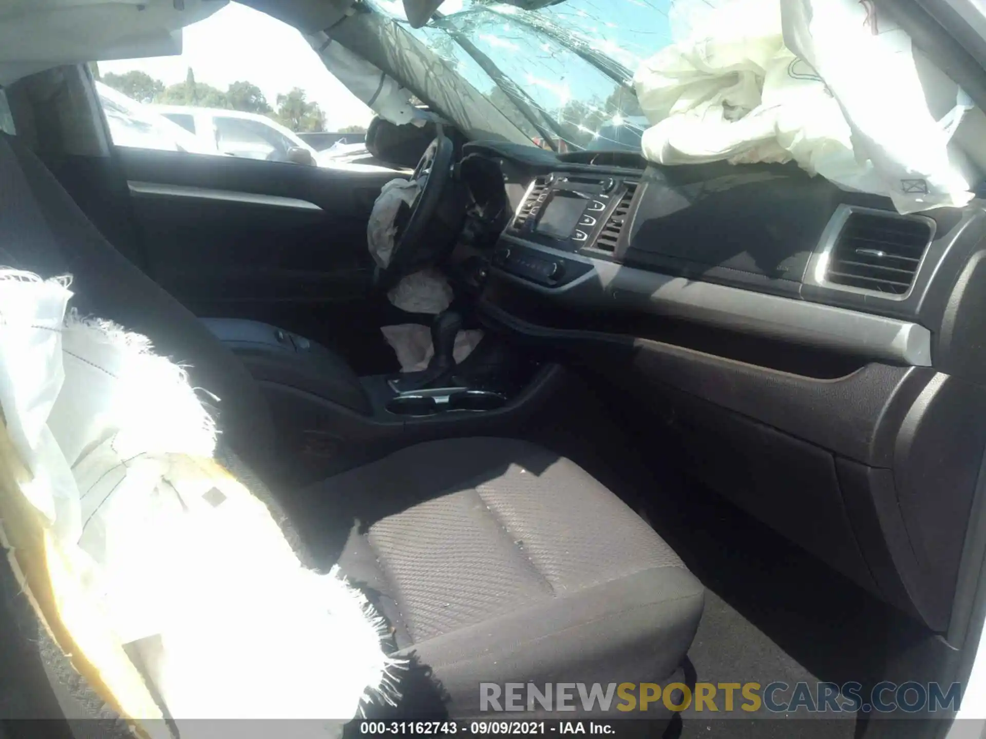 5 Photograph of a damaged car 5TDZARFH2KS045043 TOYOTA HIGHLANDER 2019