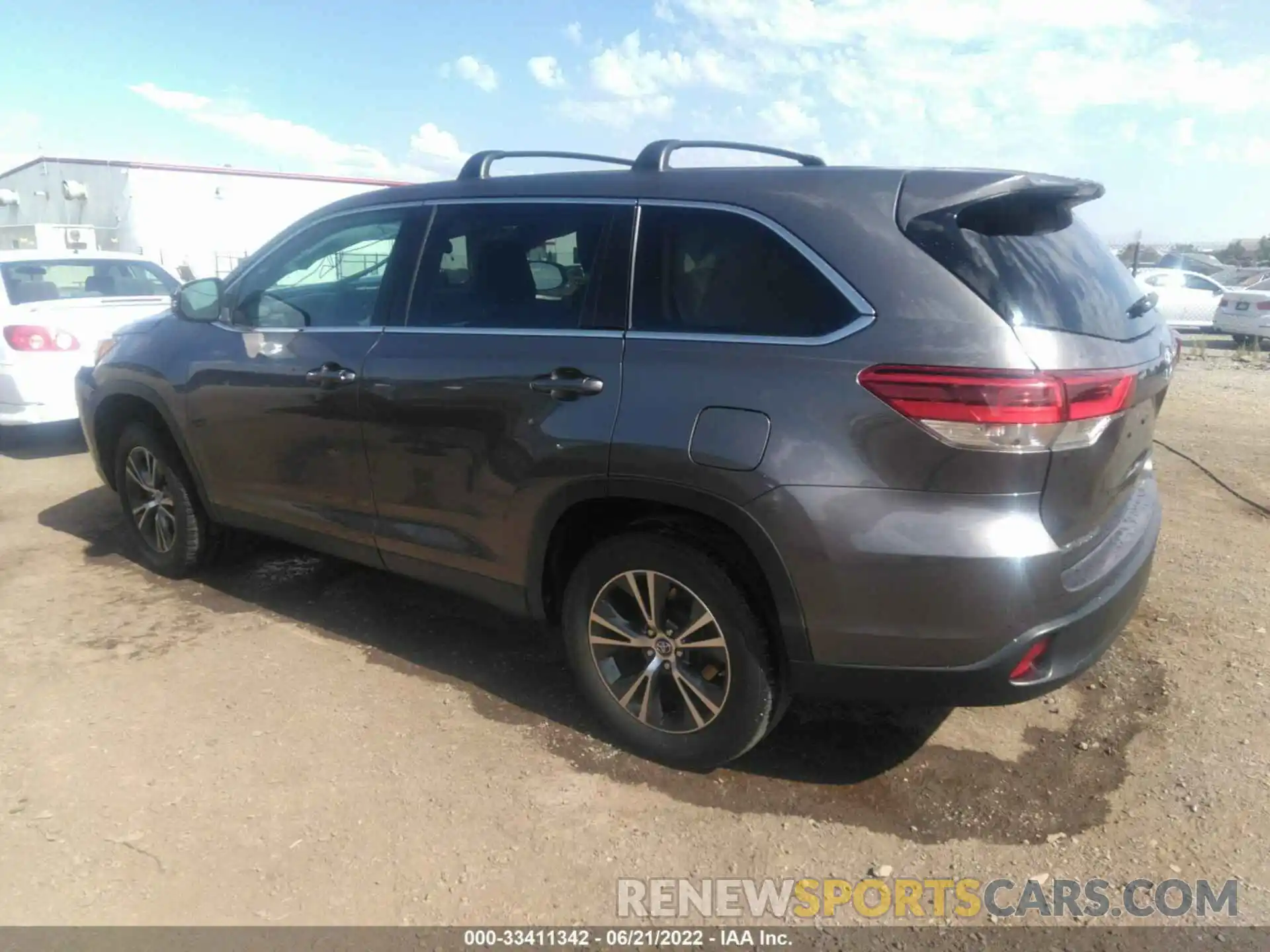 3 Photograph of a damaged car 5TDZARFH2KS045236 TOYOTA HIGHLANDER 2019