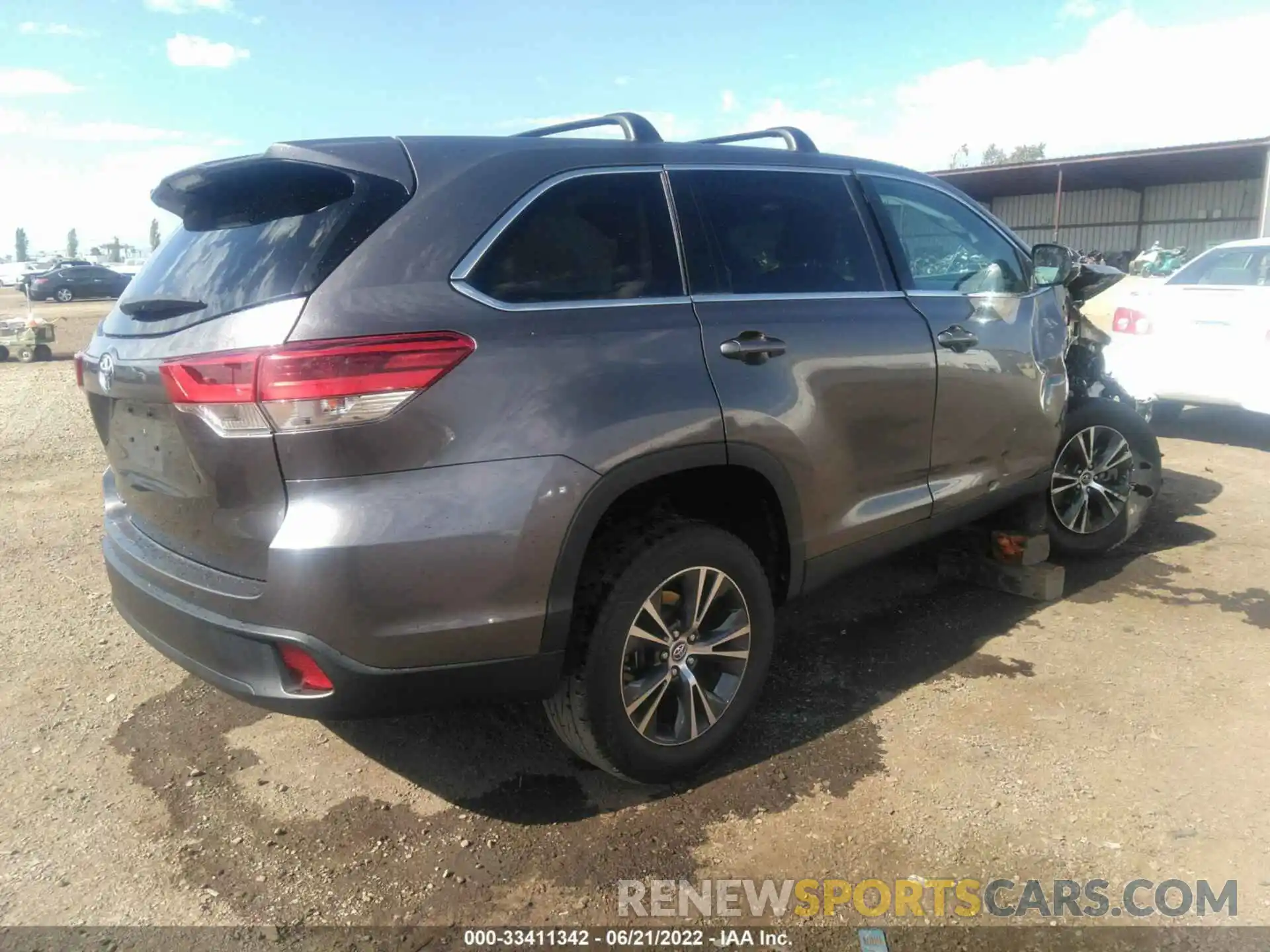 4 Photograph of a damaged car 5TDZARFH2KS045236 TOYOTA HIGHLANDER 2019