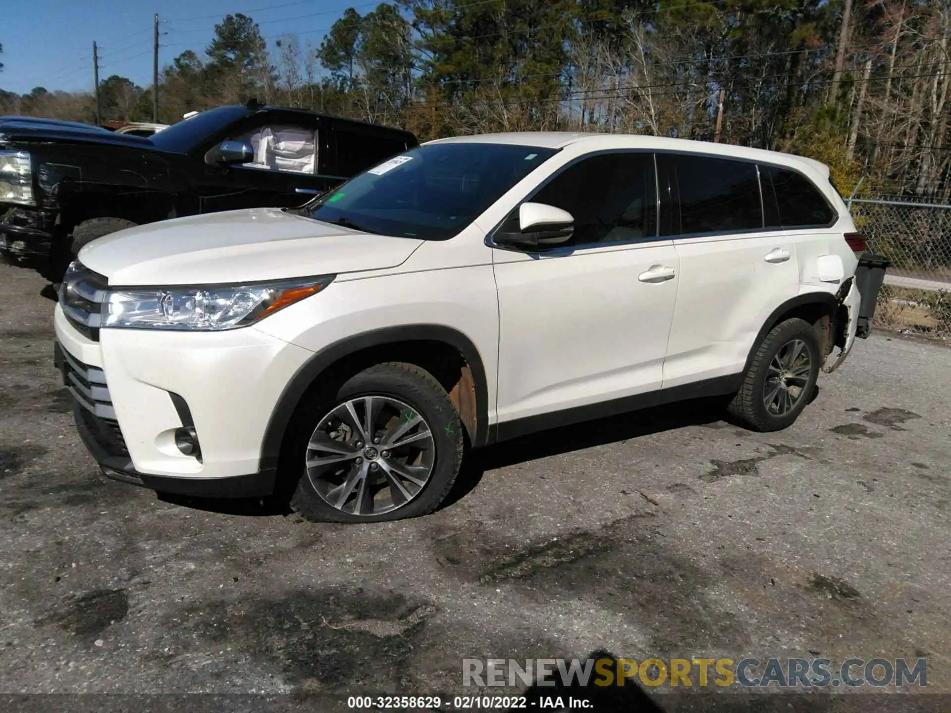 2 Photograph of a damaged car 5TDZARFH2KS045527 TOYOTA HIGHLANDER 2019