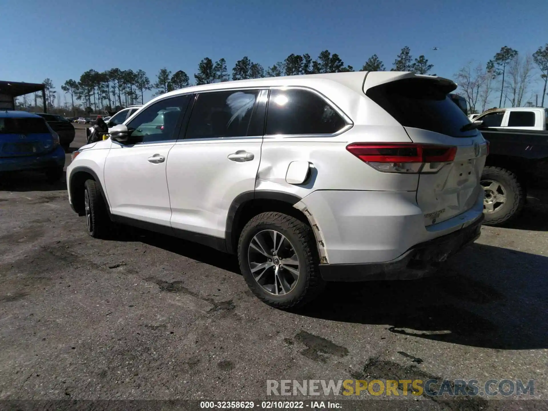 3 Photograph of a damaged car 5TDZARFH2KS045527 TOYOTA HIGHLANDER 2019