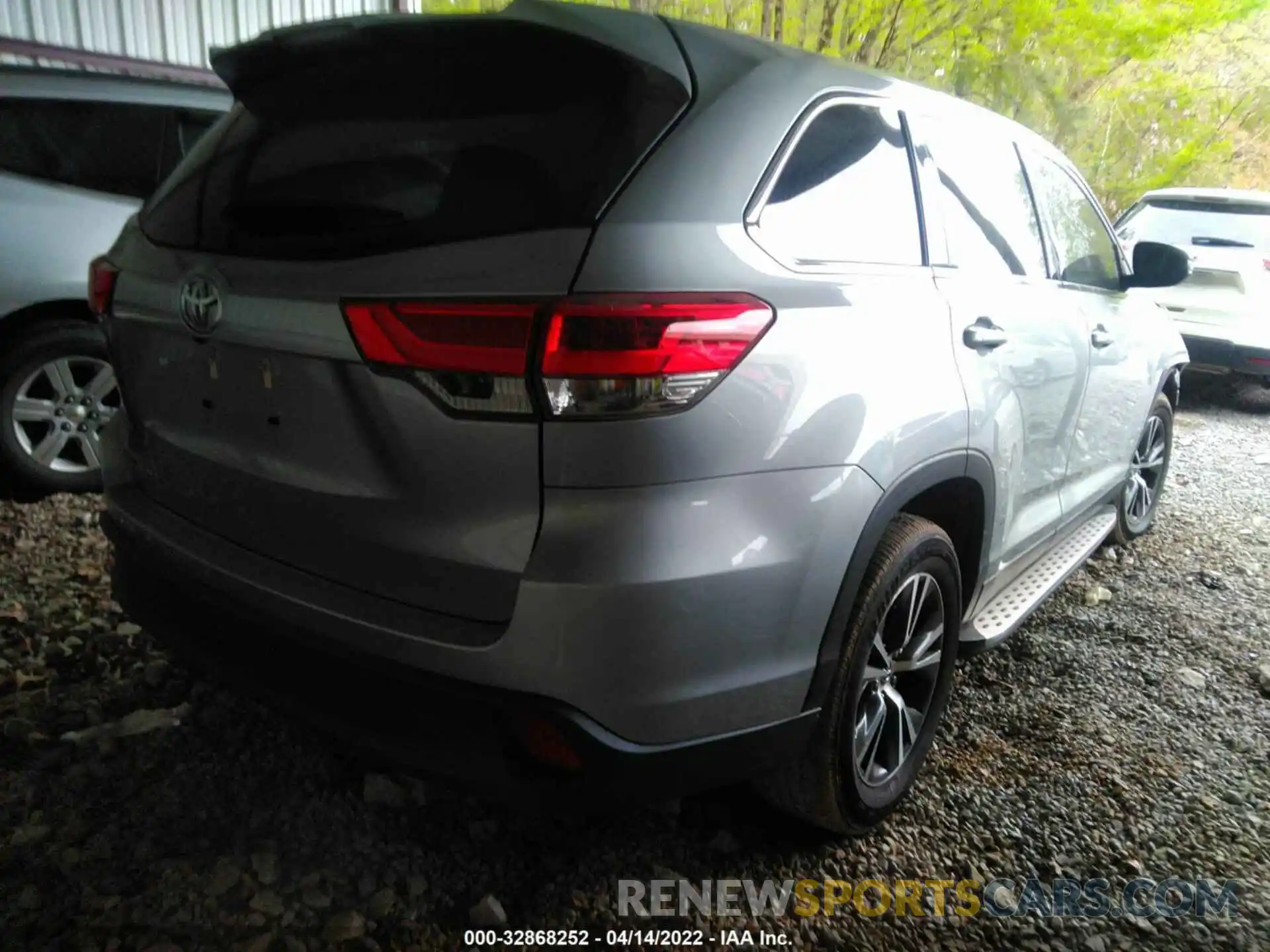 4 Photograph of a damaged car 5TDZARFH2KS045785 TOYOTA HIGHLANDER 2019