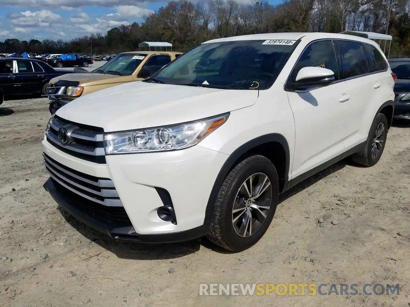 2 Photograph of a damaged car 5TDZARFH2KS046077 TOYOTA HIGHLANDER 2019