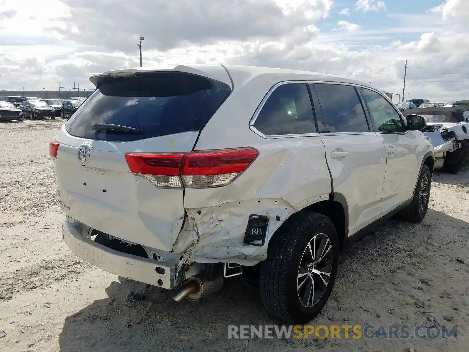 4 Photograph of a damaged car 5TDZARFH2KS046077 TOYOTA HIGHLANDER 2019