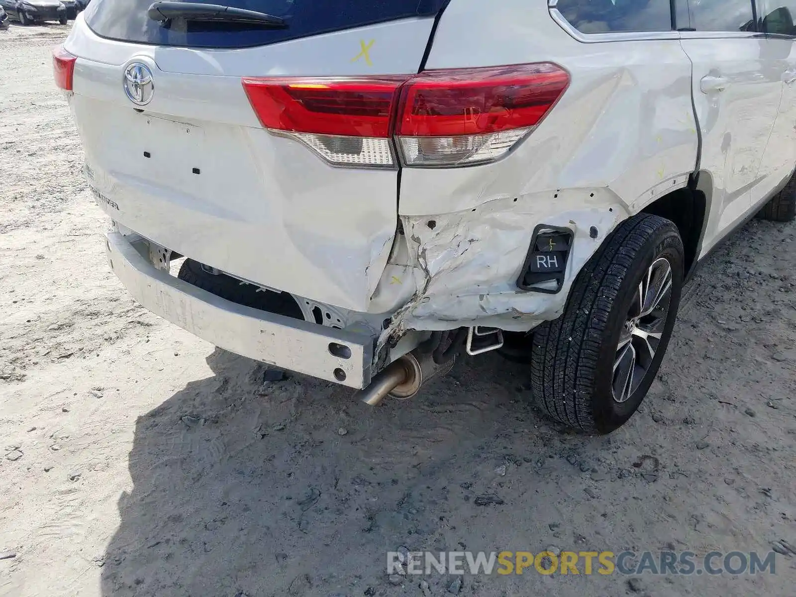 9 Photograph of a damaged car 5TDZARFH2KS046077 TOYOTA HIGHLANDER 2019