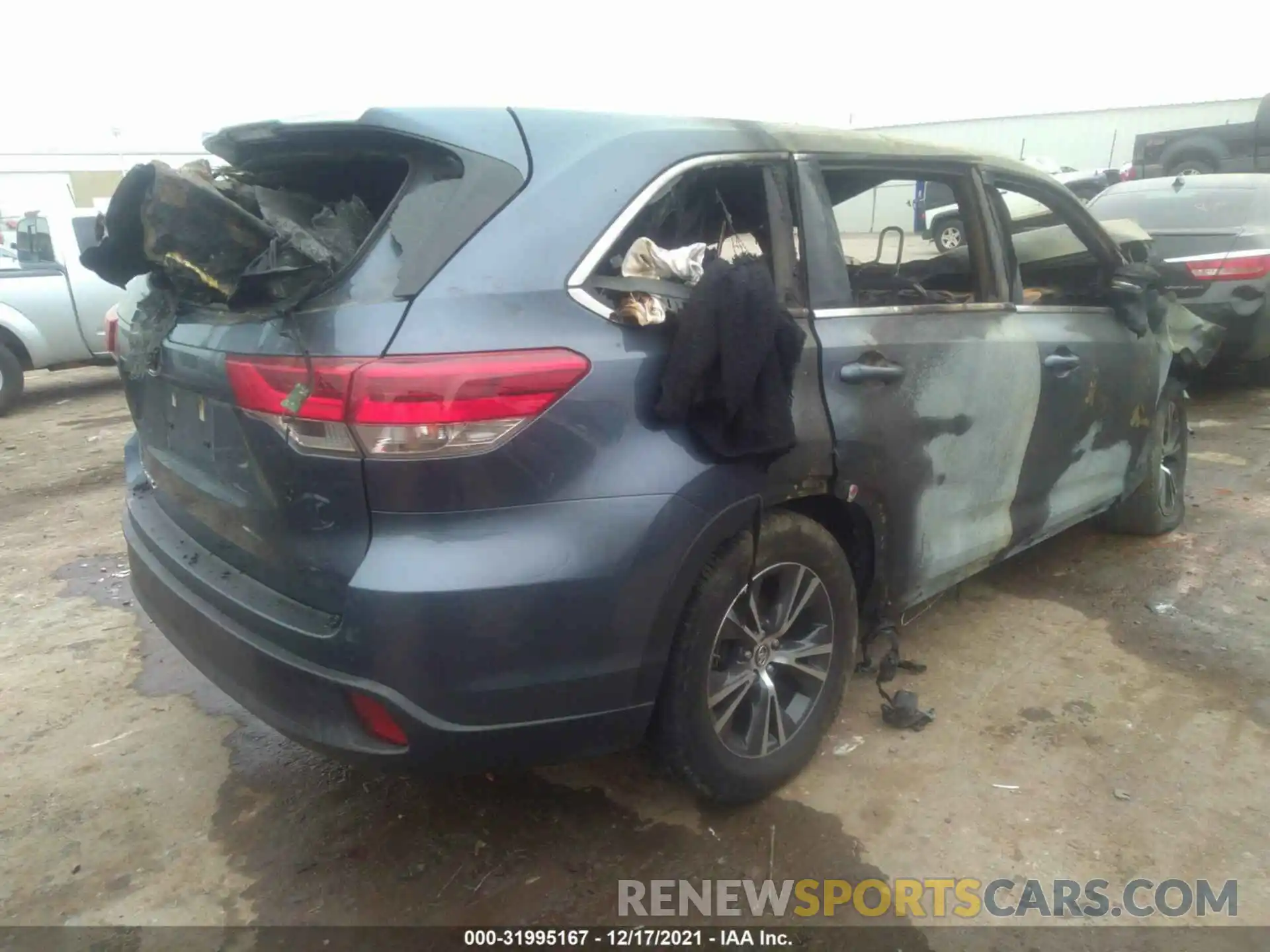 4 Photograph of a damaged car 5TDZARFH2KS046922 TOYOTA HIGHLANDER 2019