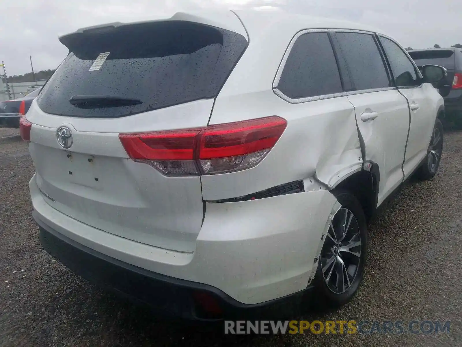 4 Photograph of a damaged car 5TDZARFH2KS047844 TOYOTA HIGHLANDER 2019