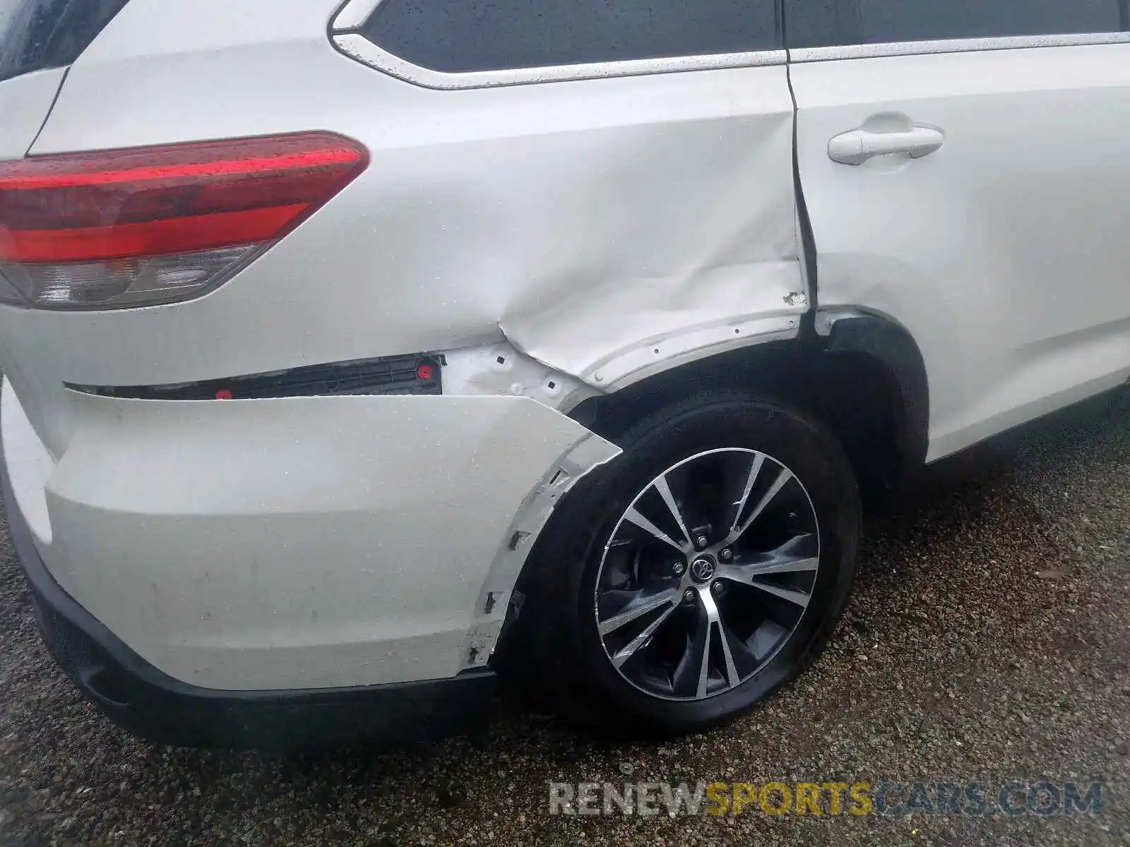 9 Photograph of a damaged car 5TDZARFH2KS047844 TOYOTA HIGHLANDER 2019