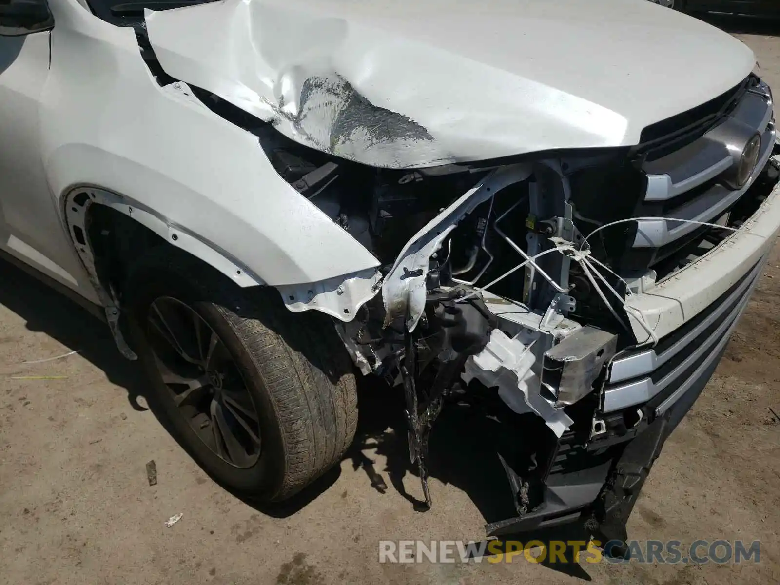 9 Photograph of a damaged car 5TDZARFH2KS048024 TOYOTA HIGHLANDER 2019