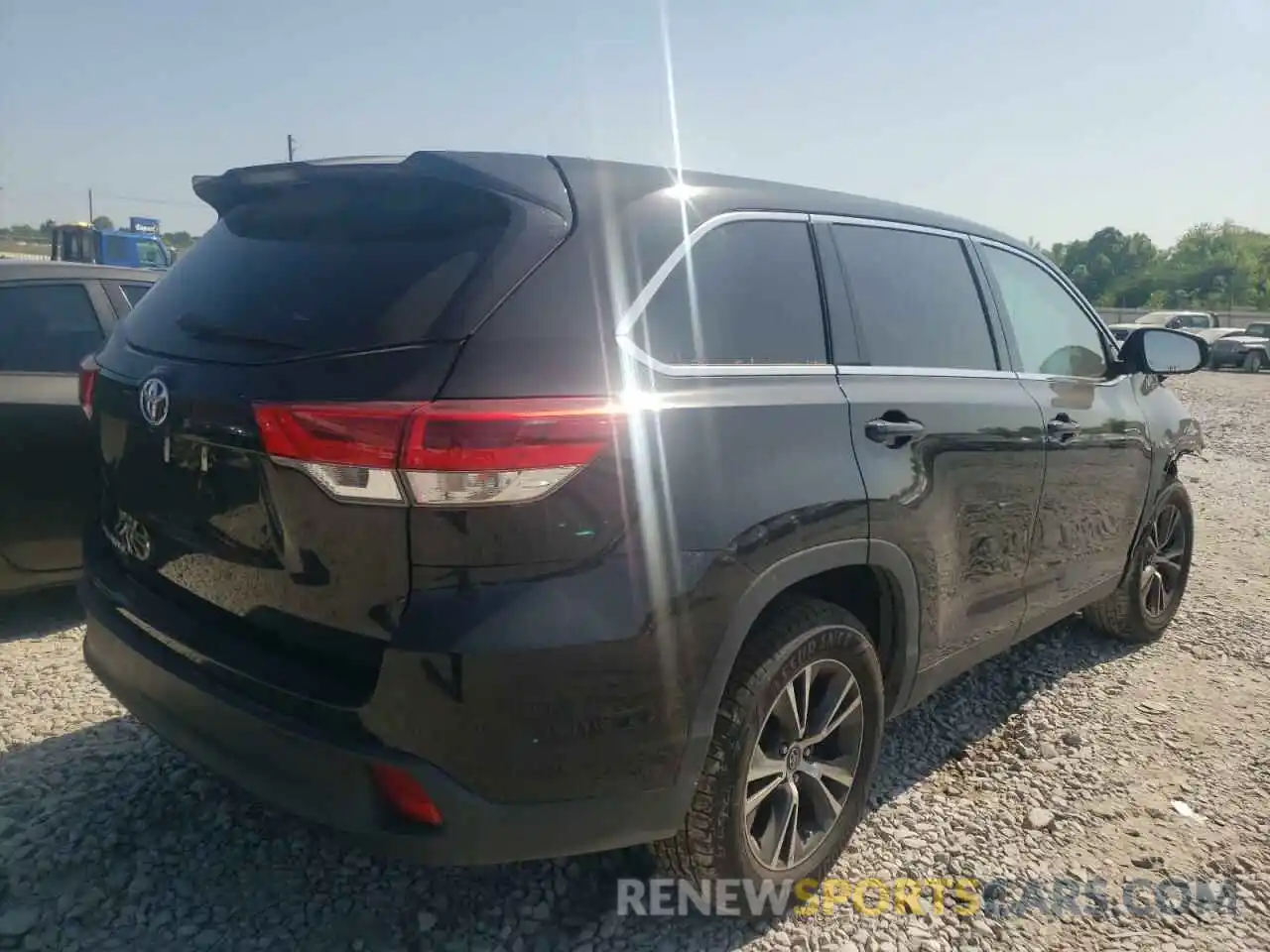 4 Photograph of a damaged car 5TDZARFH2KS048265 TOYOTA HIGHLANDER 2019