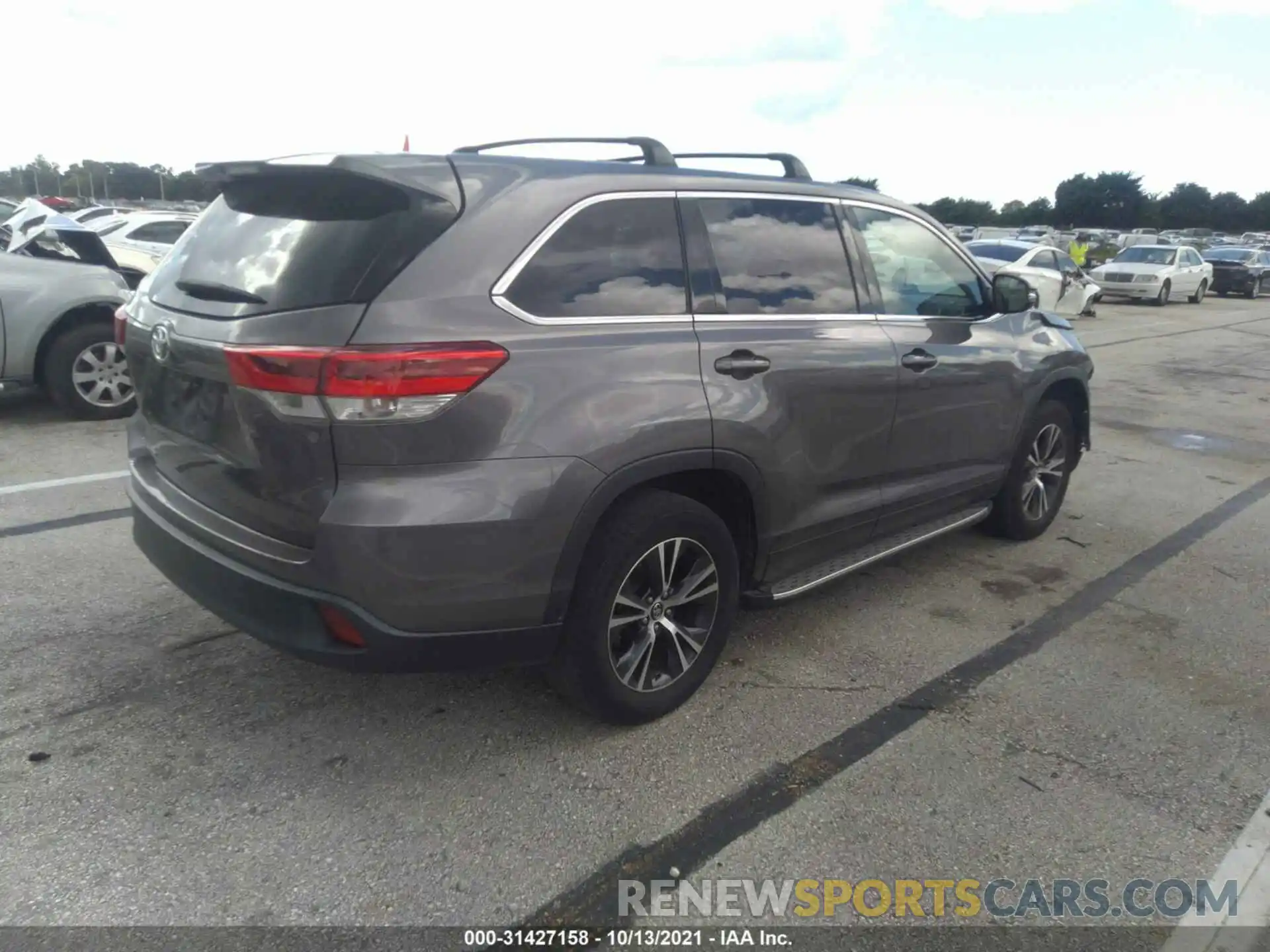 4 Photograph of a damaged car 5TDZARFH2KS048394 TOYOTA HIGHLANDER 2019