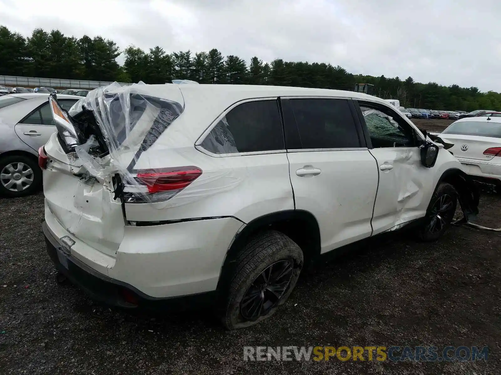 4 Photograph of a damaged car 5TDZARFH2KS048847 TOYOTA HIGHLANDER 2019