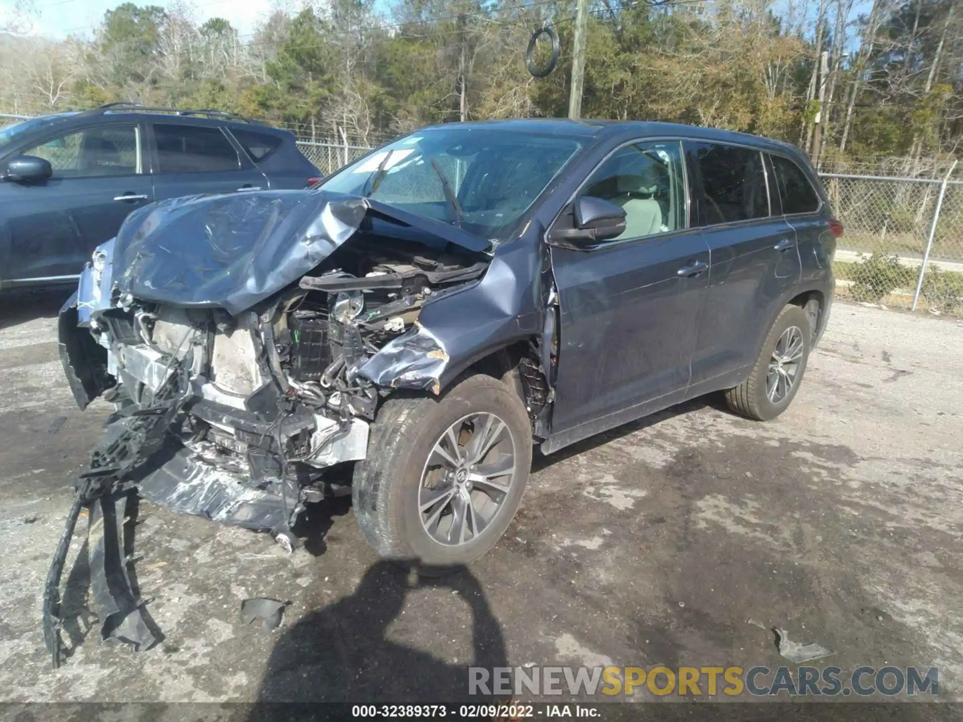 2 Photograph of a damaged car 5TDZARFH2KS049089 TOYOTA HIGHLANDER 2019