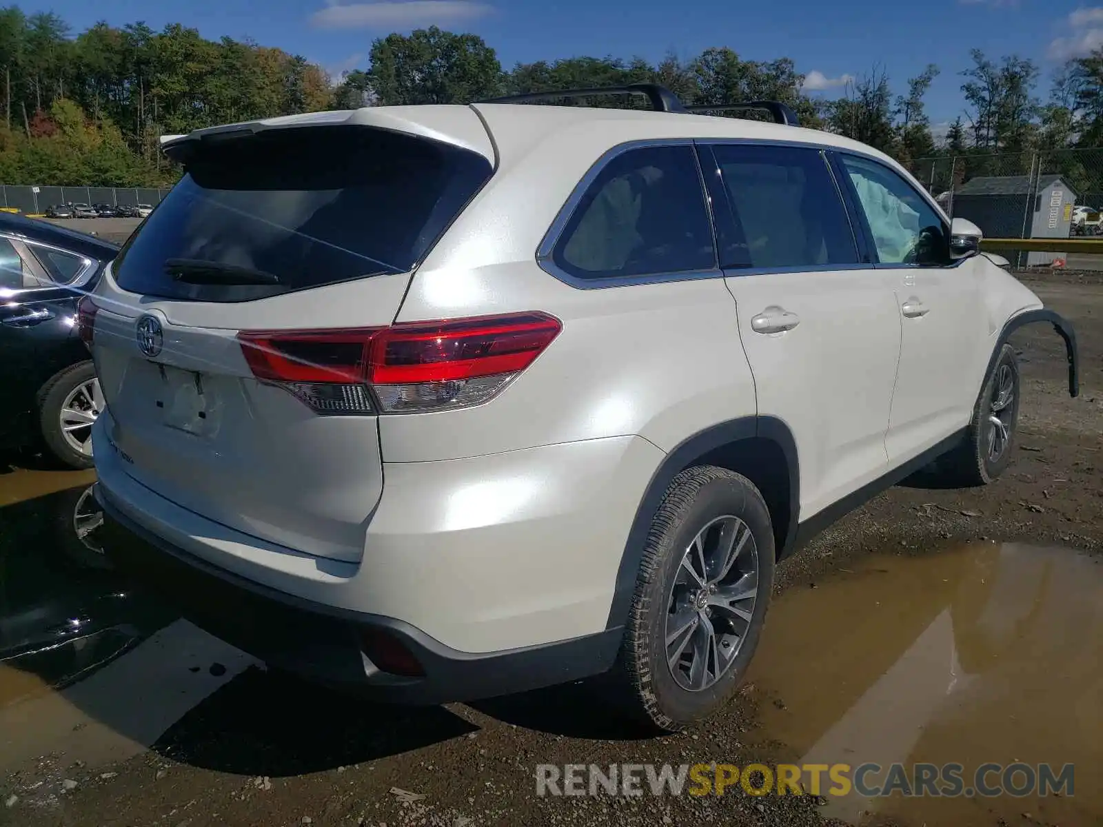 4 Photograph of a damaged car 5TDZARFH2KS049447 TOYOTA HIGHLANDER 2019