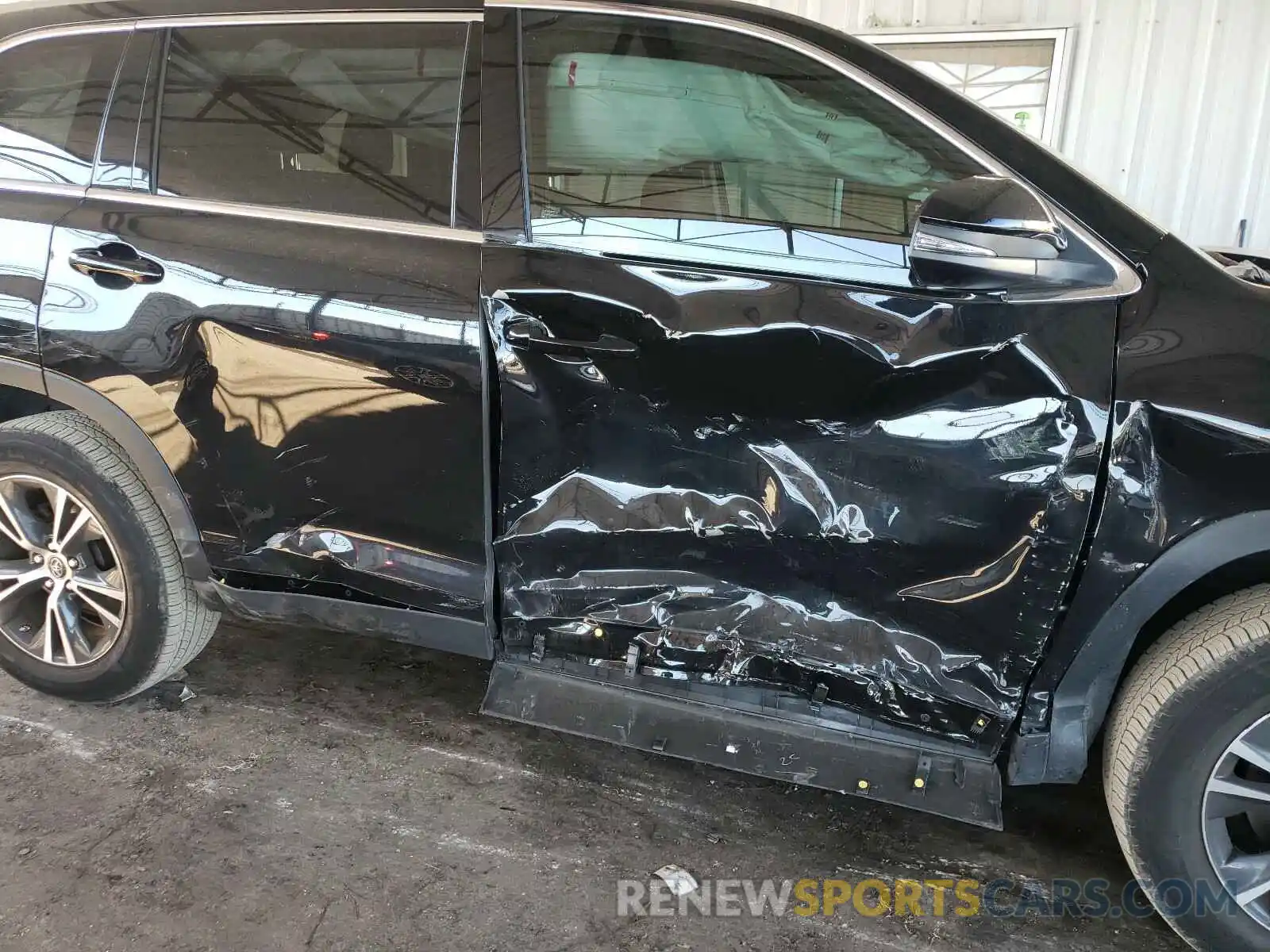 9 Photograph of a damaged car 5TDZARFH2KS050470 TOYOTA HIGHLANDER 2019
