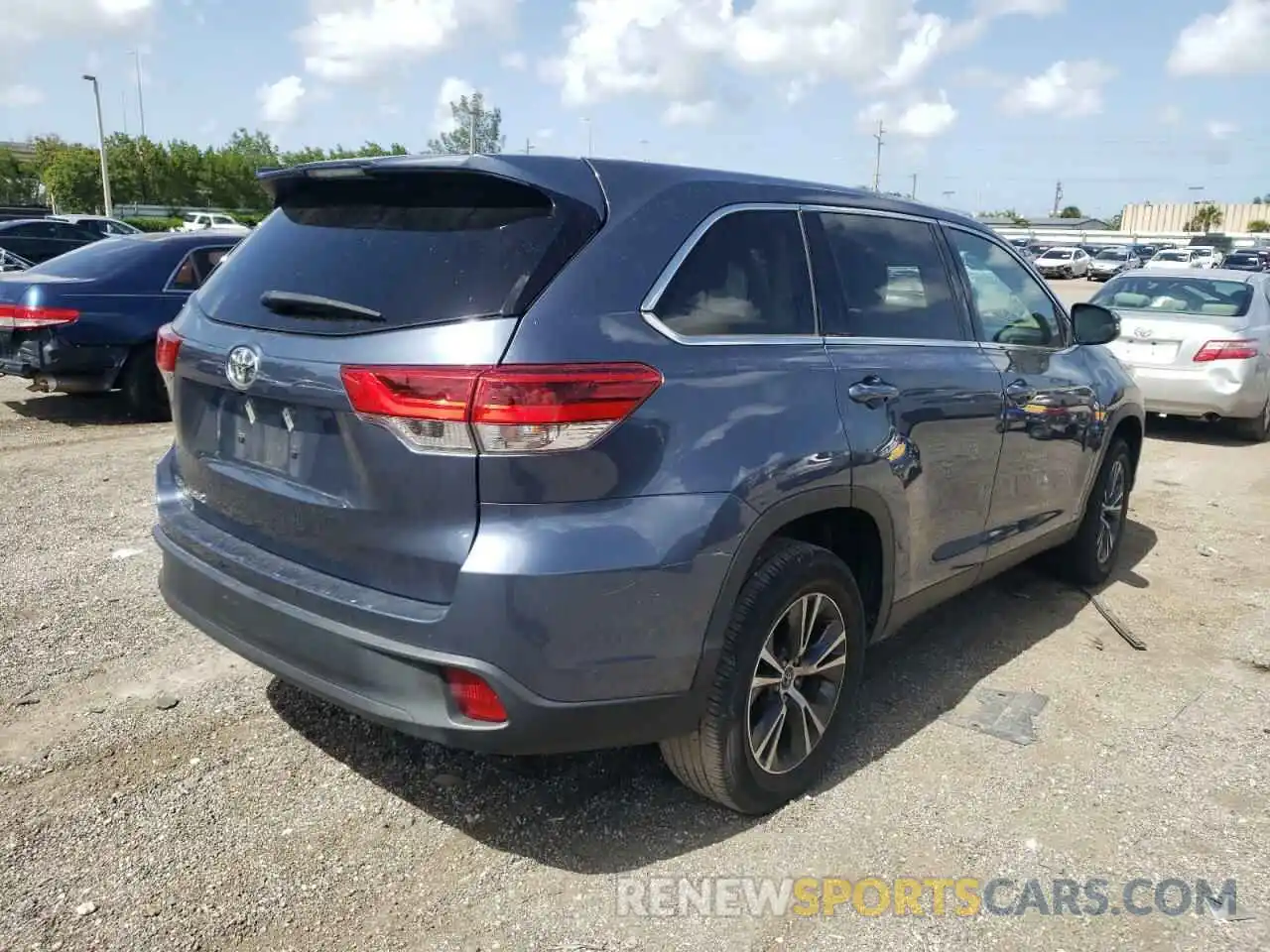 4 Photograph of a damaged car 5TDZARFH2KS050811 TOYOTA HIGHLANDER 2019