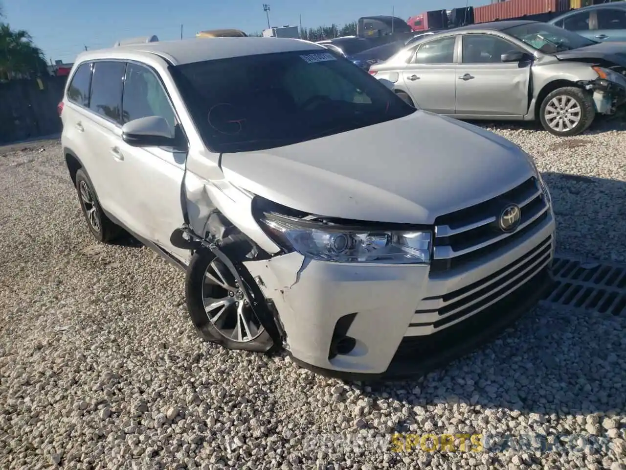 1 Photograph of a damaged car 5TDZARFH2KS051067 TOYOTA HIGHLANDER 2019