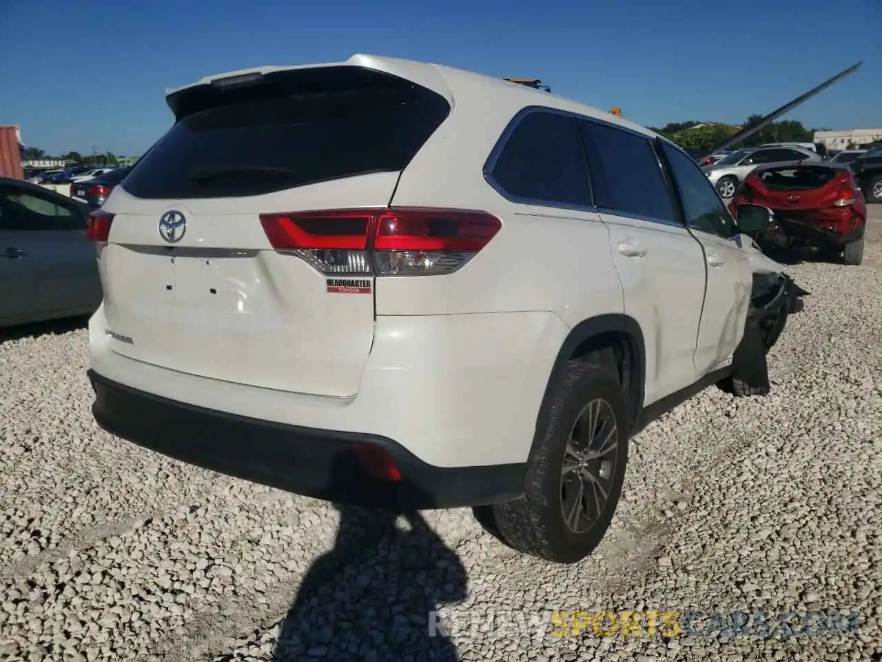 4 Photograph of a damaged car 5TDZARFH2KS051067 TOYOTA HIGHLANDER 2019