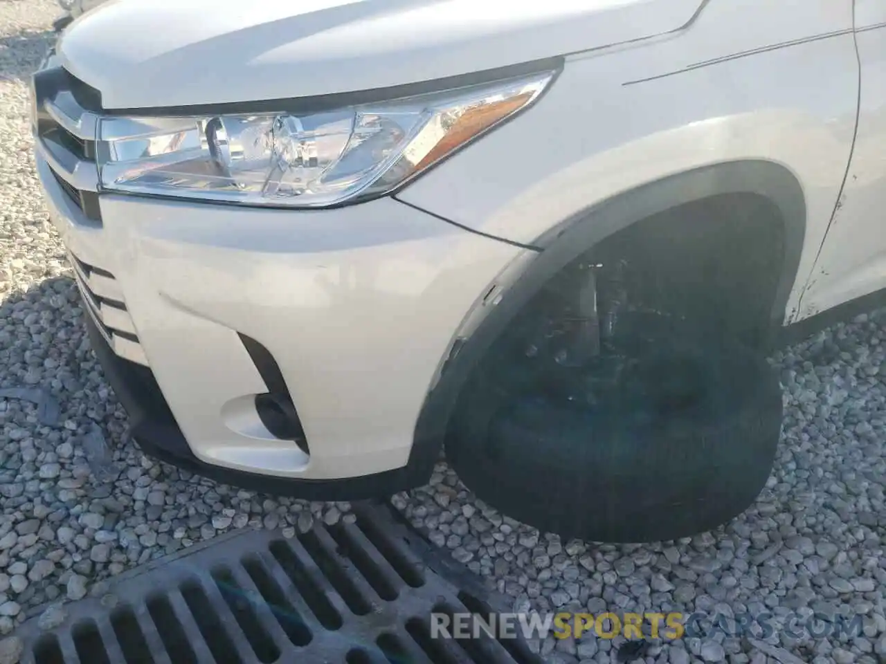 9 Photograph of a damaged car 5TDZARFH2KS051067 TOYOTA HIGHLANDER 2019