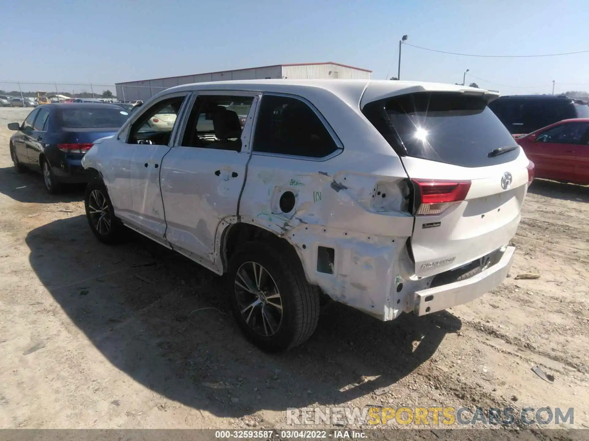 3 Photograph of a damaged car 5TDZARFH2KS051540 TOYOTA HIGHLANDER 2019