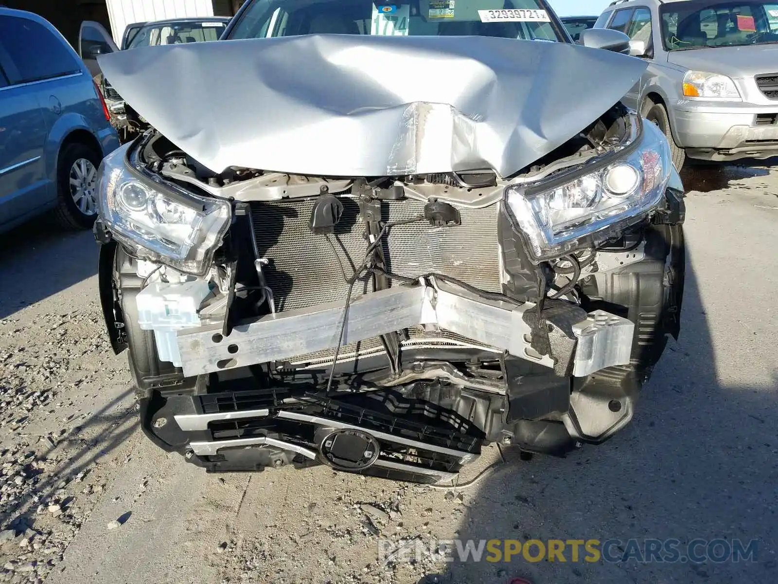 9 Photograph of a damaged car 5TDZARFH2KS053756 TOYOTA HIGHLANDER 2019