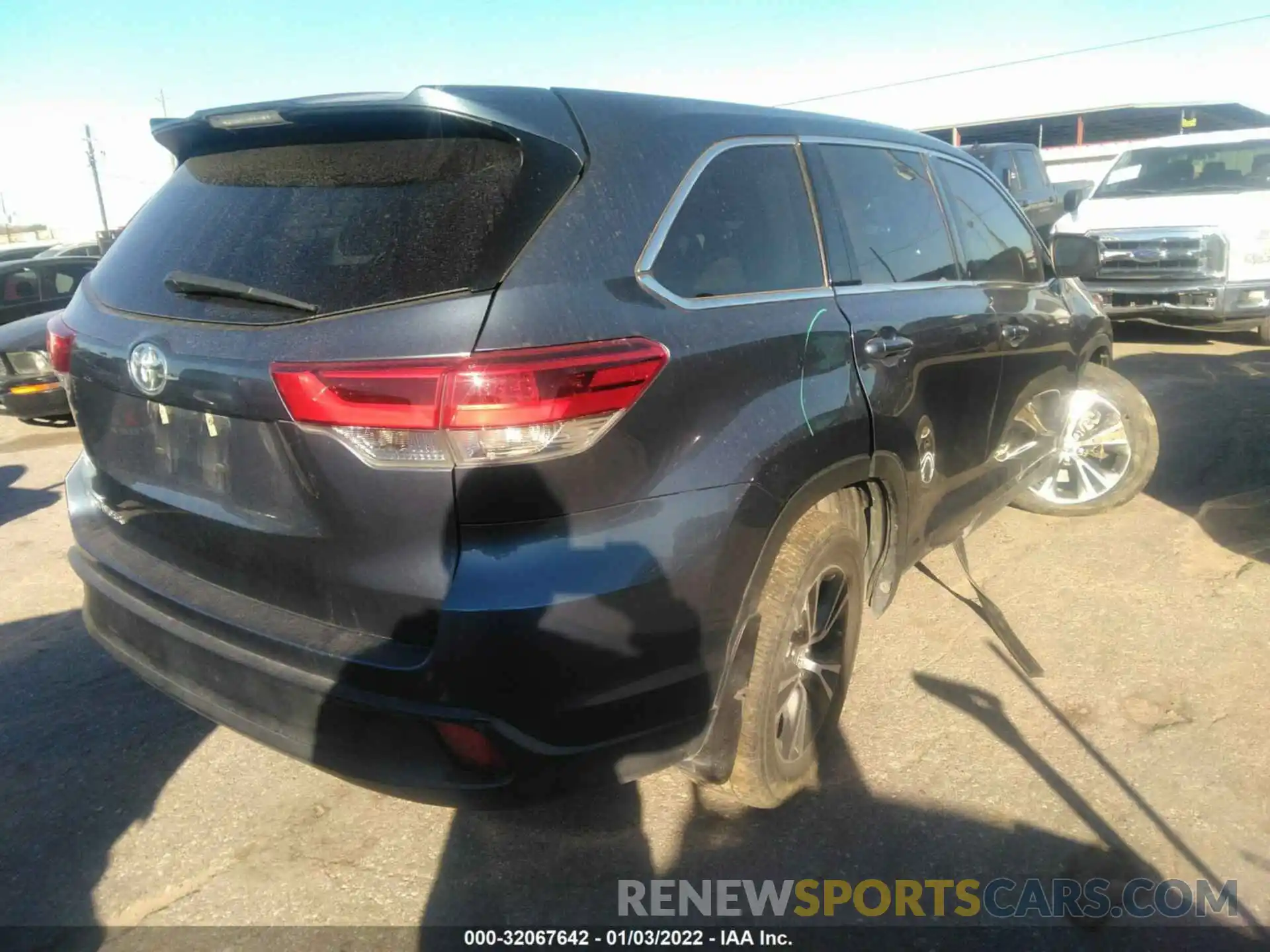 4 Photograph of a damaged car 5TDZARFH2KS054163 TOYOTA HIGHLANDER 2019