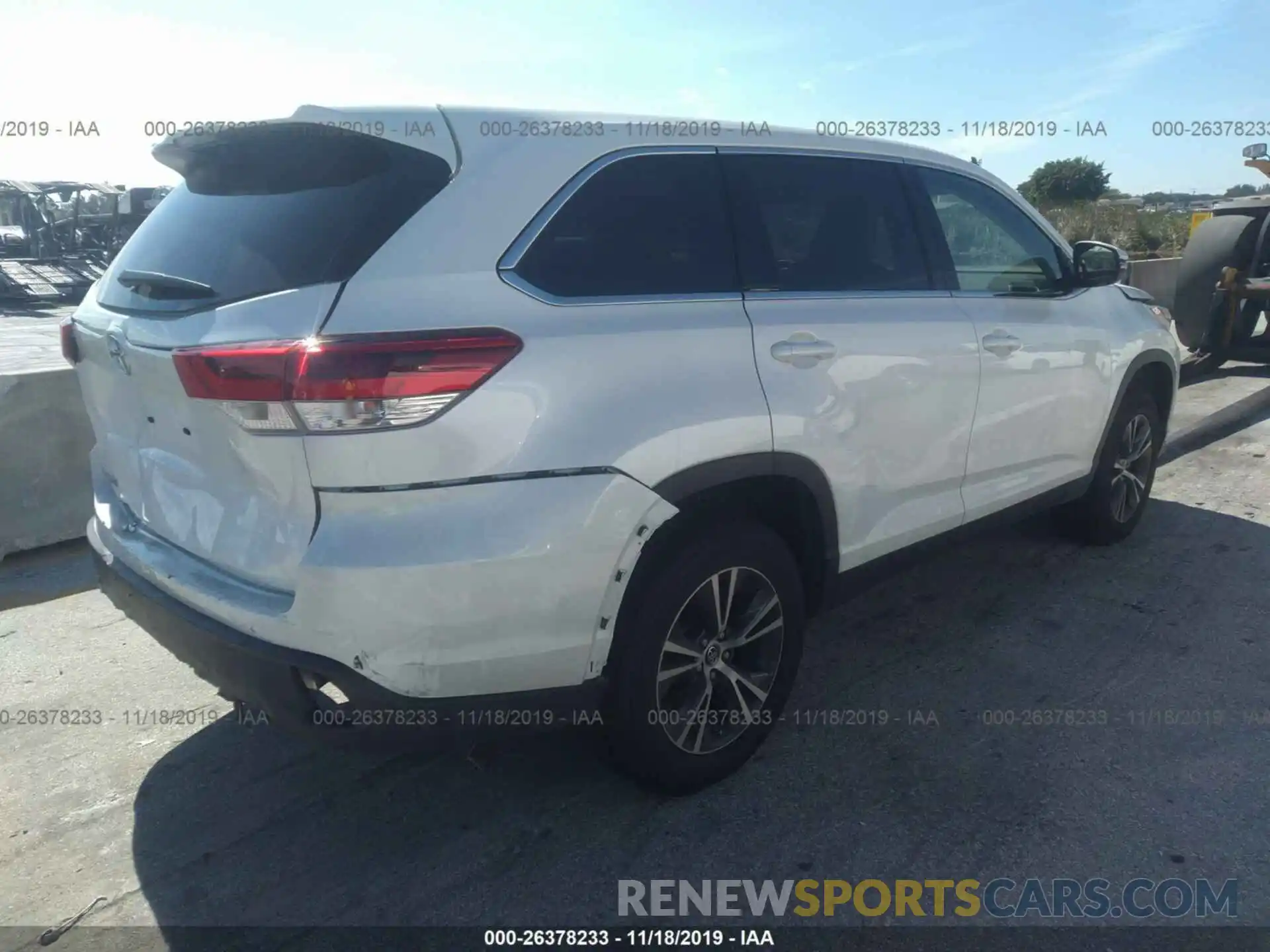 4 Photograph of a damaged car 5TDZARFH2KS054616 TOYOTA HIGHLANDER 2019