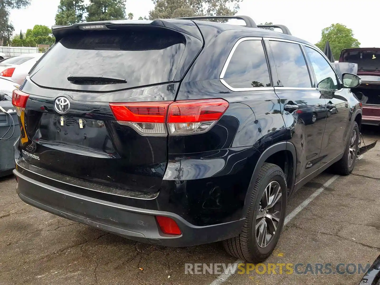 4 Photograph of a damaged car 5TDZARFH2KS055183 TOYOTA HIGHLANDER 2019