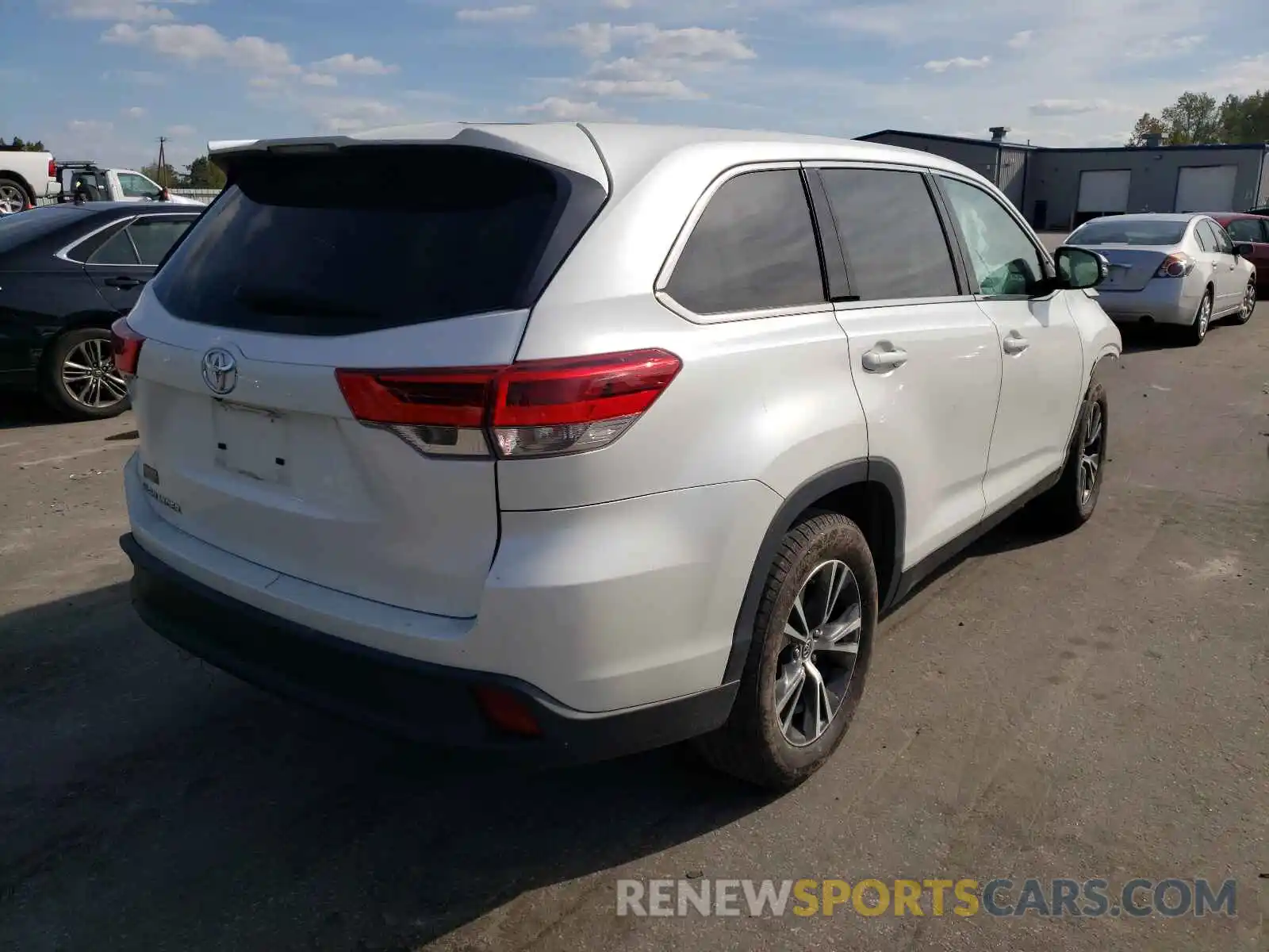 4 Photograph of a damaged car 5TDZARFH2KS055698 TOYOTA HIGHLANDER 2019