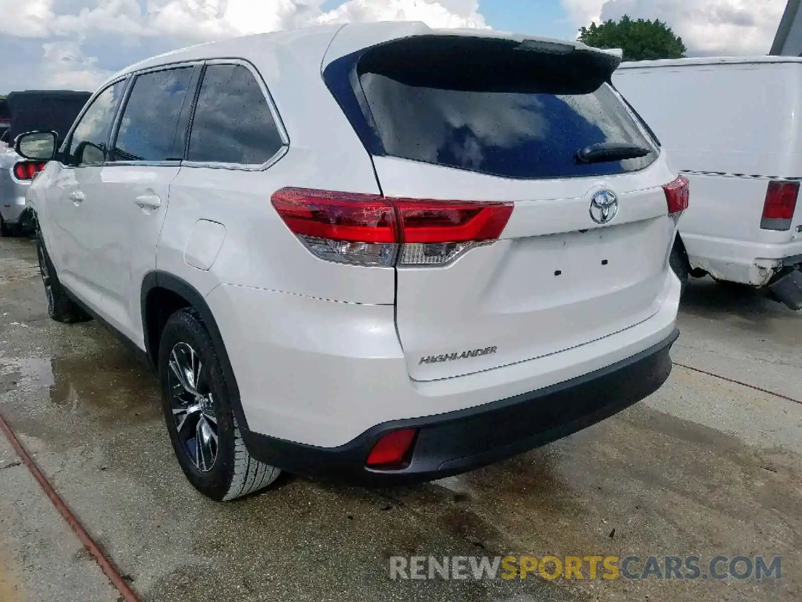 3 Photograph of a damaged car 5TDZARFH2KS056494 TOYOTA HIGHLANDER 2019