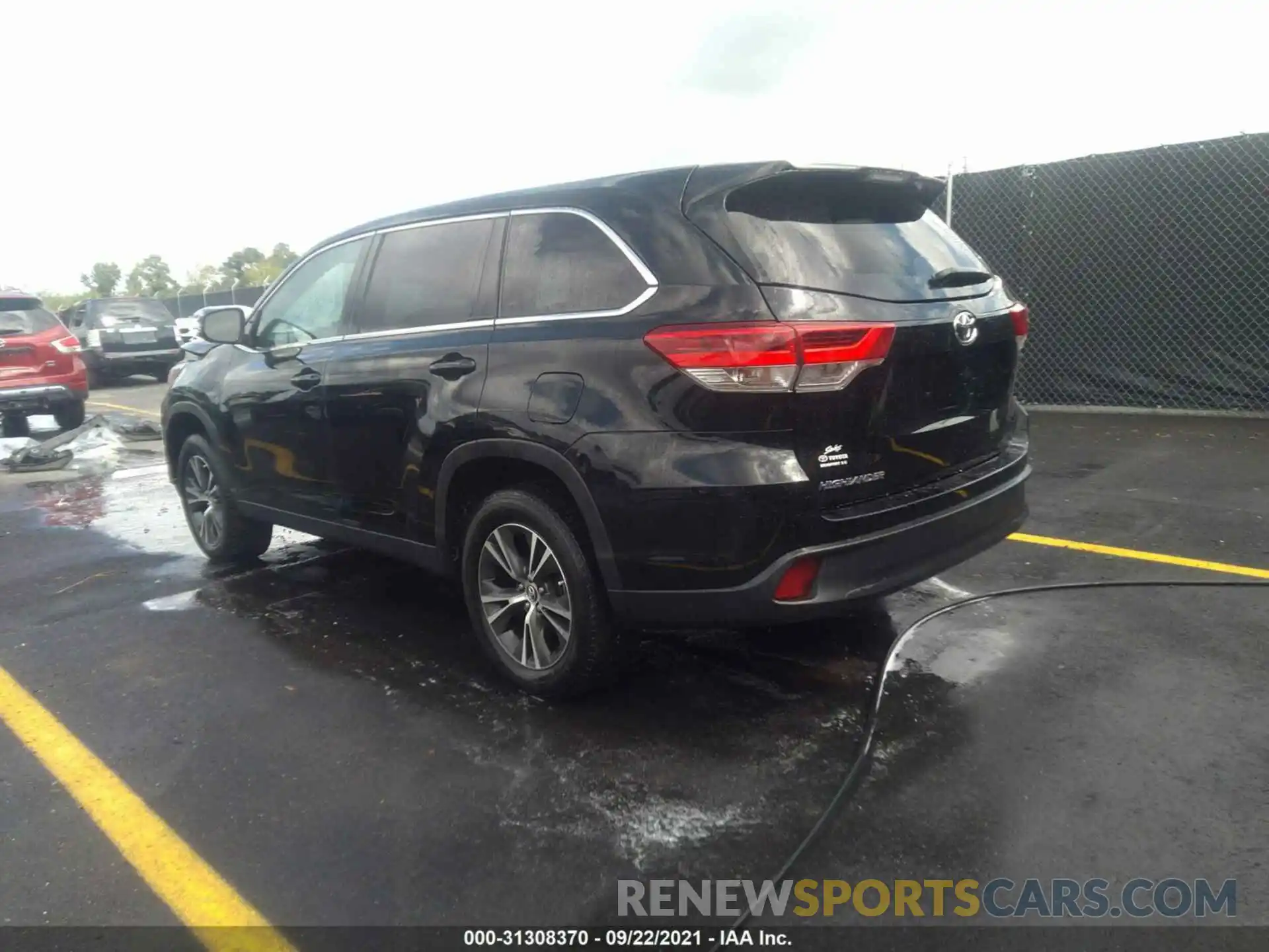 3 Photograph of a damaged car 5TDZARFH2KS057905 TOYOTA HIGHLANDER 2019